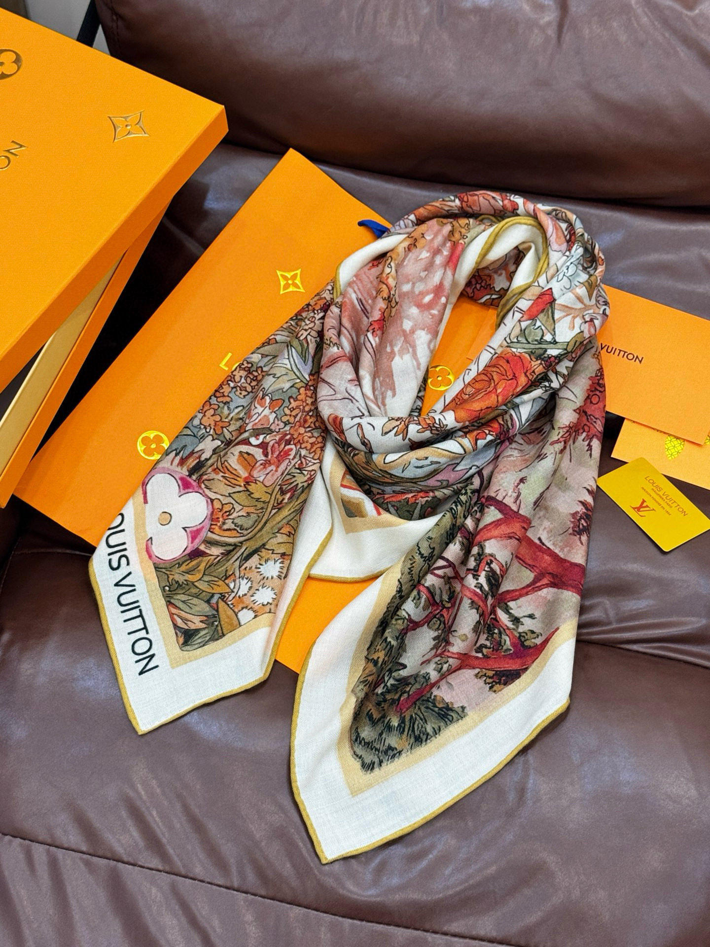 140双面丝绒披肩… LV手工卷边丝绒方巾（30%桑蚕丝70%羊绒）这款经典单品展现强大而迷人的女性魅力