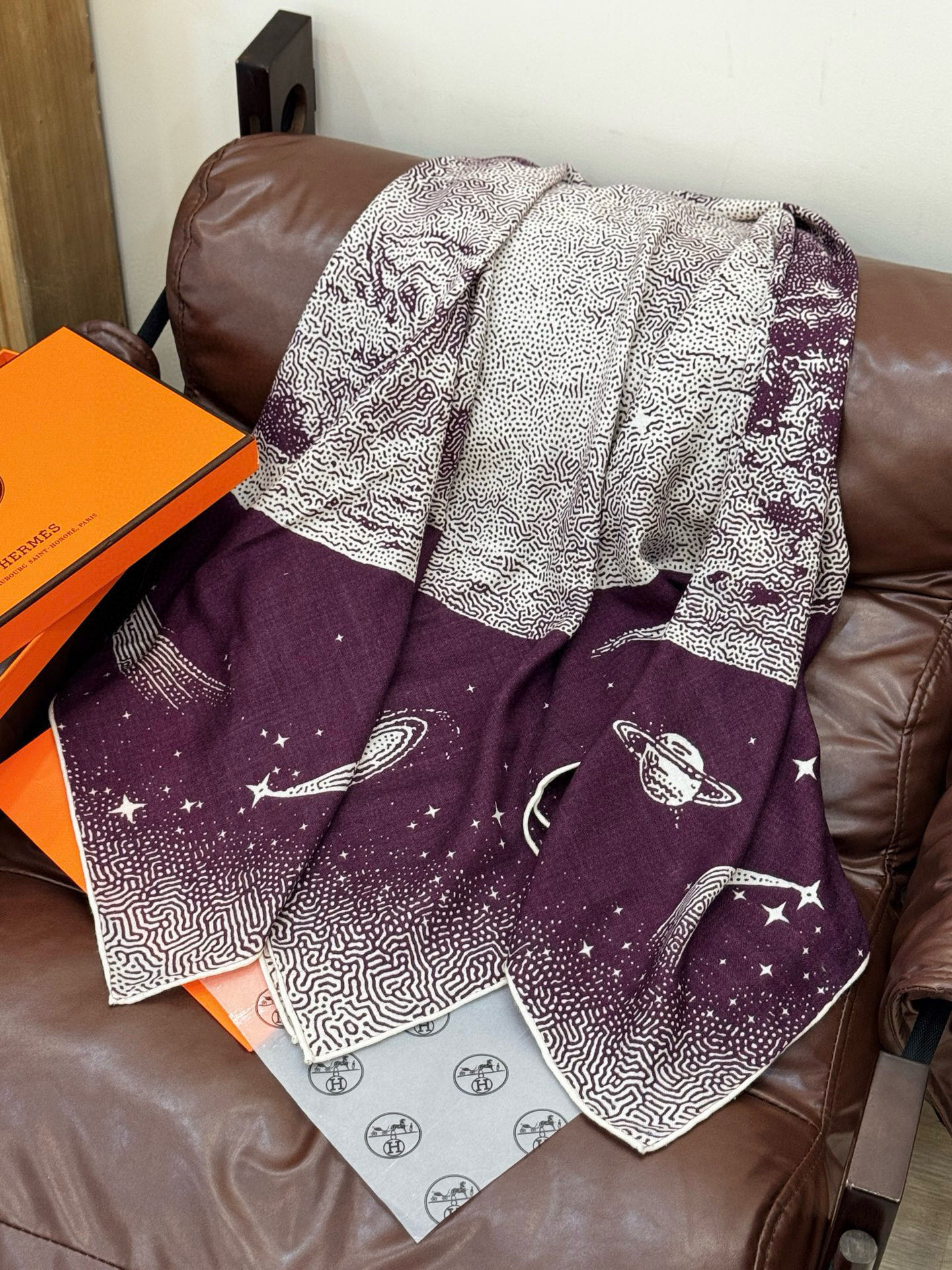 HERMES爱马仕新款|月光飞马Clair de Lune羊绒和真丝披肩，手工卷边(70%羊绒，30%真