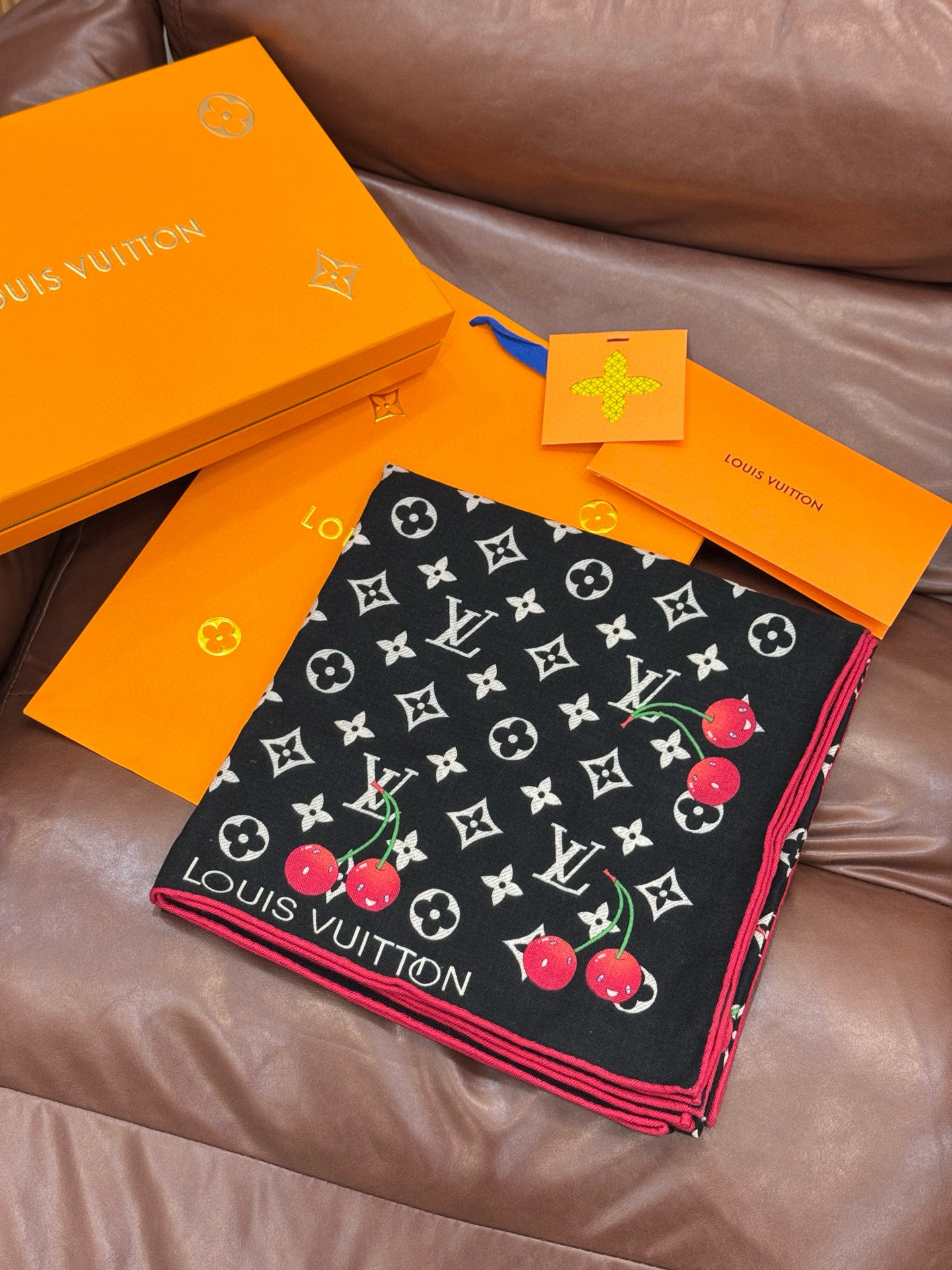 LV X TM MONOGRAMCERISE 140丝绒方巾【140双面丝绒同色】LV × TM Mon