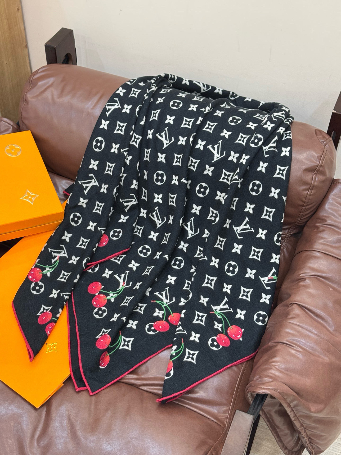 LV X TM MONOGRAMCERISE 140丝绒方巾【140双面丝绒同色】LV × TM Mon