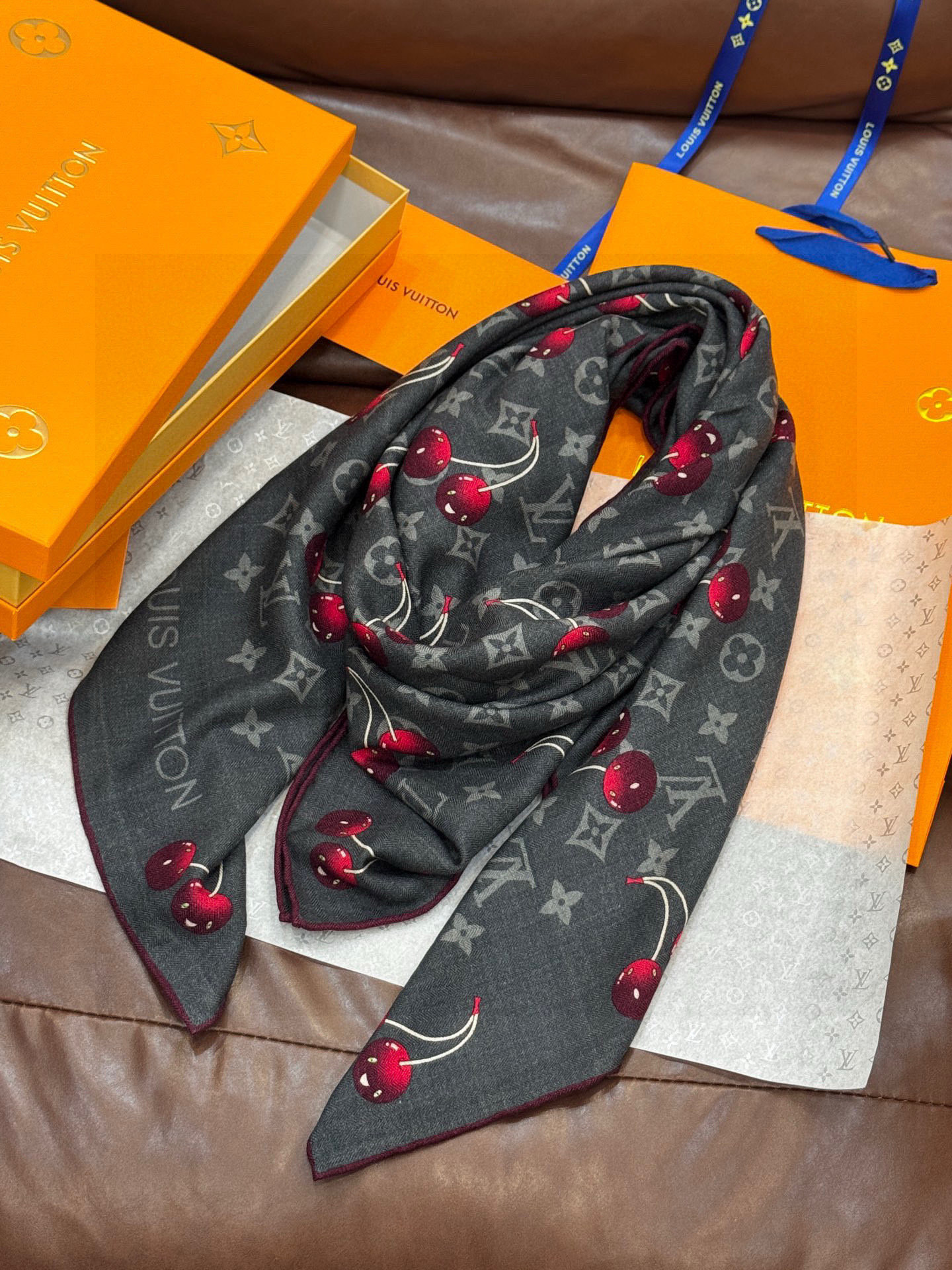 LV X TM MONOGRAMCERISE 140丝绒方巾【140双面丝绒同色】LV × TM Mon
