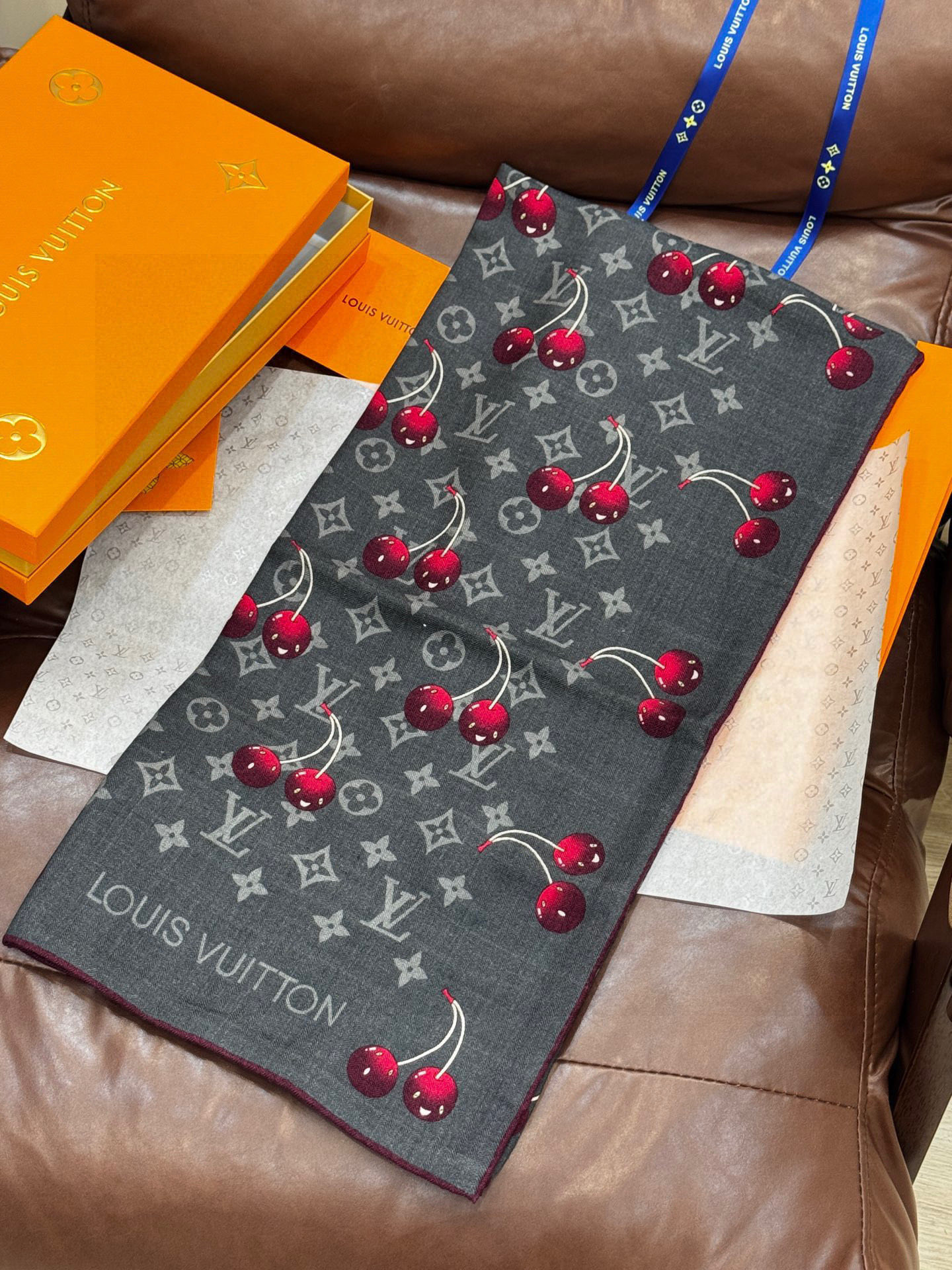 LV X TM MONOGRAMCERISE 140丝绒方巾【140双面丝绒同色】LV × TM Mon