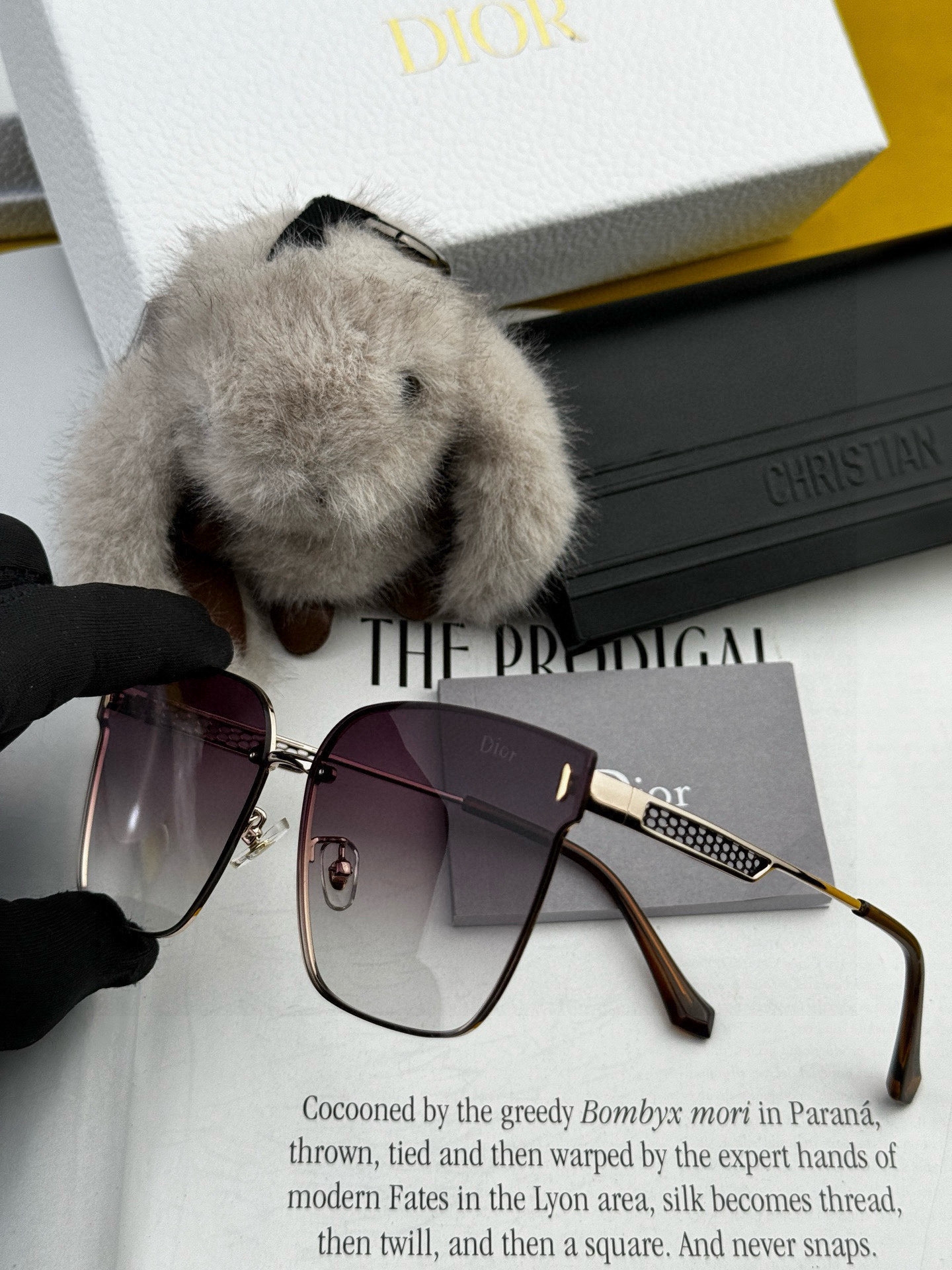 【尼龙偏光系列】DIOR无框太阳镜墨方框设计，不挑脸型，无论搭配大衣还是连衣裙都非常显气质尼龙偏光镜片预