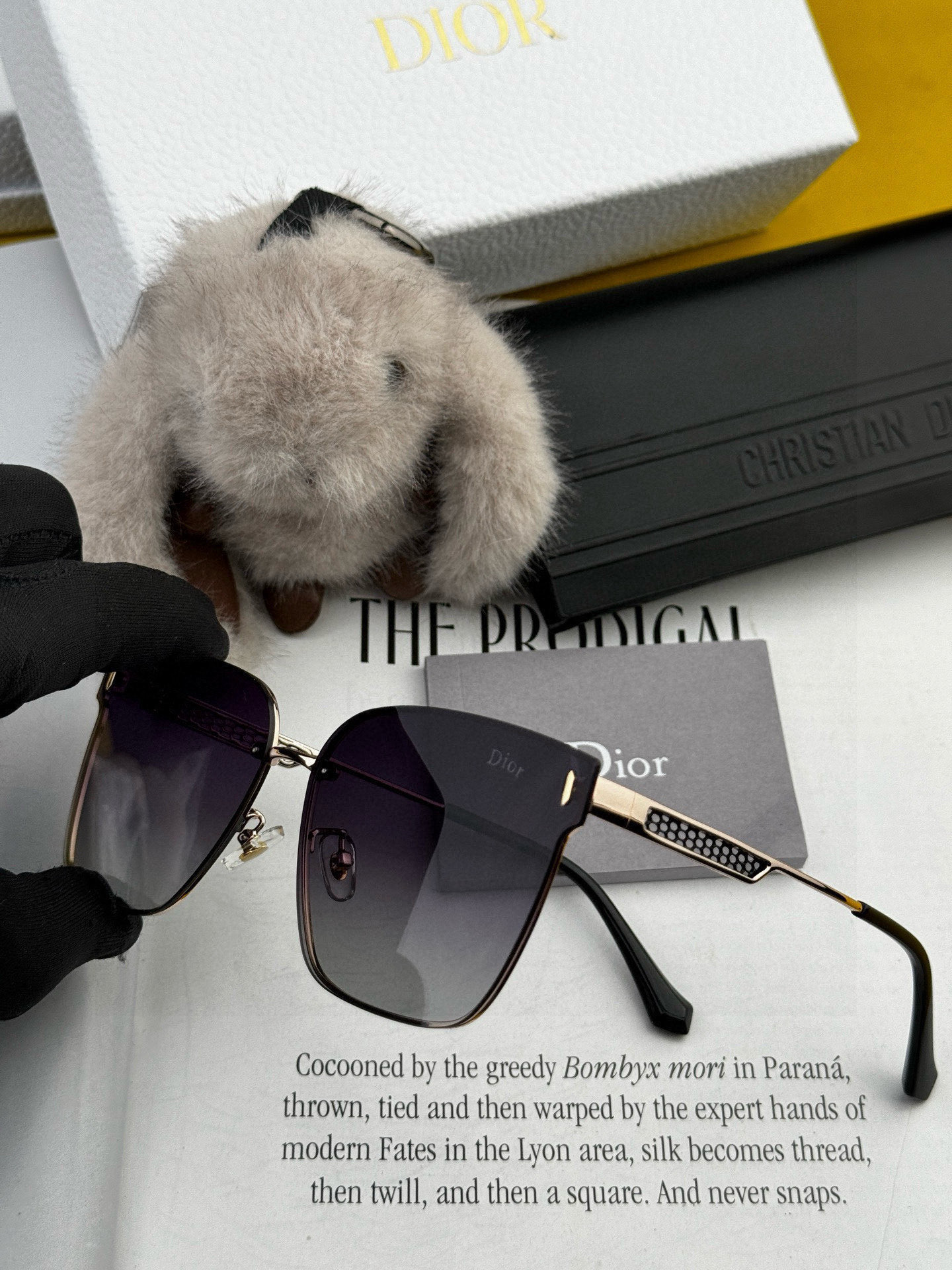 【尼龙偏光系列】DIOR无框太阳镜墨方框设计，不挑脸型，无论搭配大衣还是连衣裙都非常显气质尼龙偏光镜片预