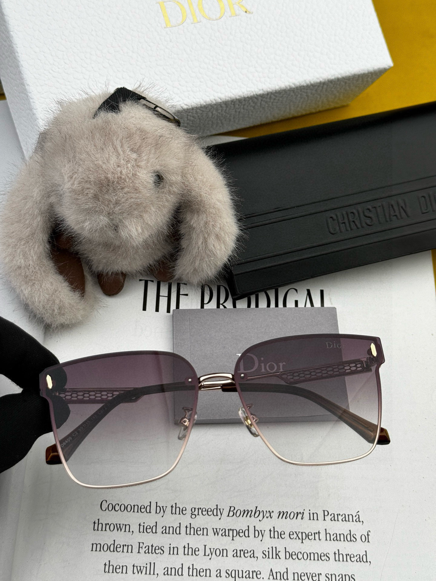 【尼龙偏光系列】DIOR无框太阳镜墨方框设计，不挑脸型，无论搭配大衣还是连衣裙都非常显气质尼龙偏光镜片预