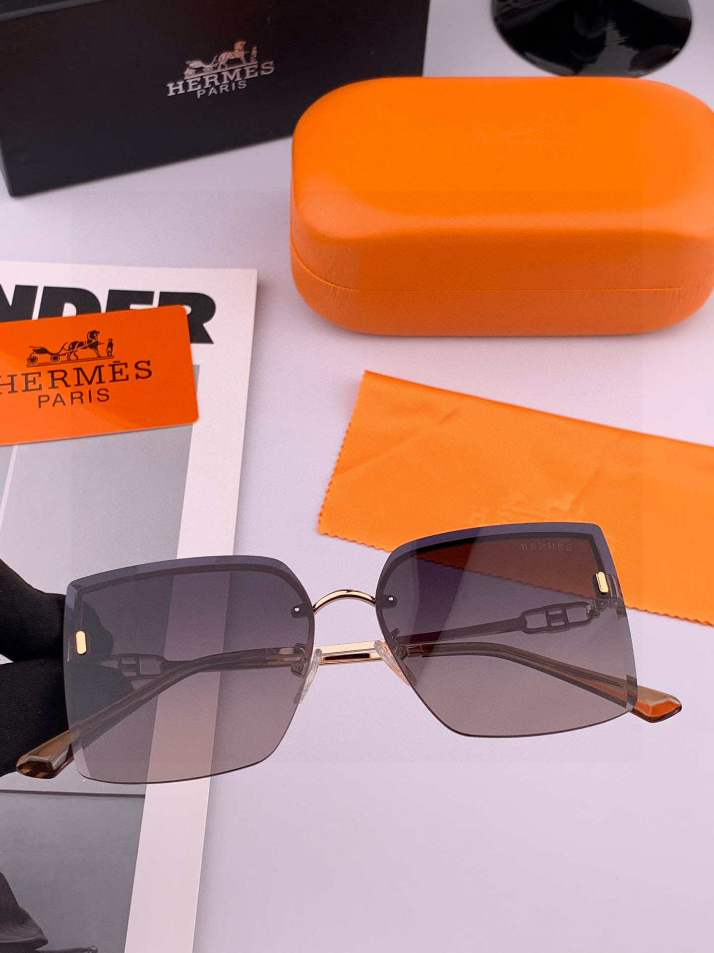 【尼龙偏光系列】爱马仕无框太阳镜墨方框设计，不挑脸型，无论搭配大衣还是连衣裙都非常显气质尼龙偏光镜片预防