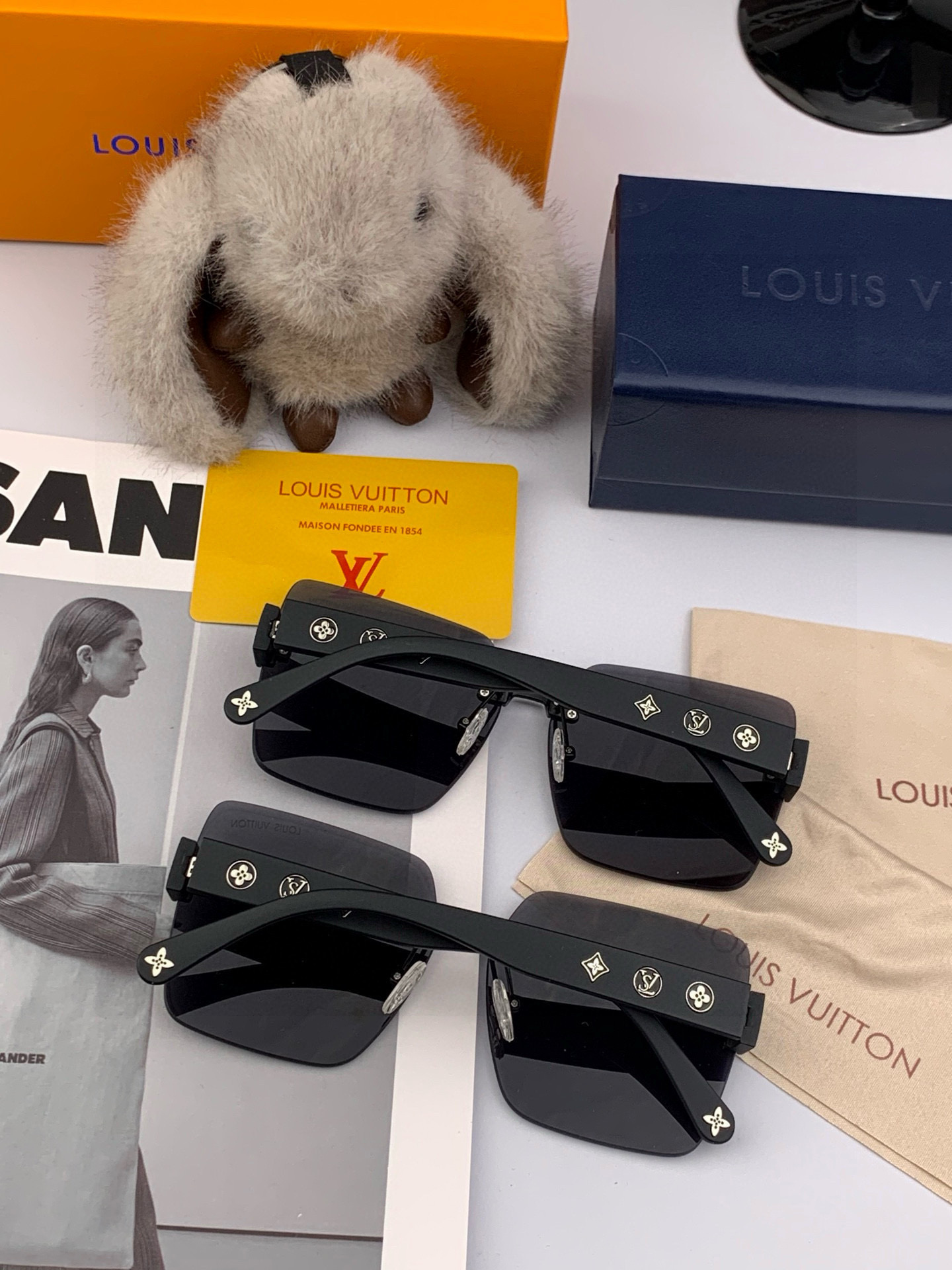 lv大框太阳镜墨镜经典的方框设计，不挑脸型，无论搭配大衣还是连衣裙都非常显气质预防紫外线 型号：L597