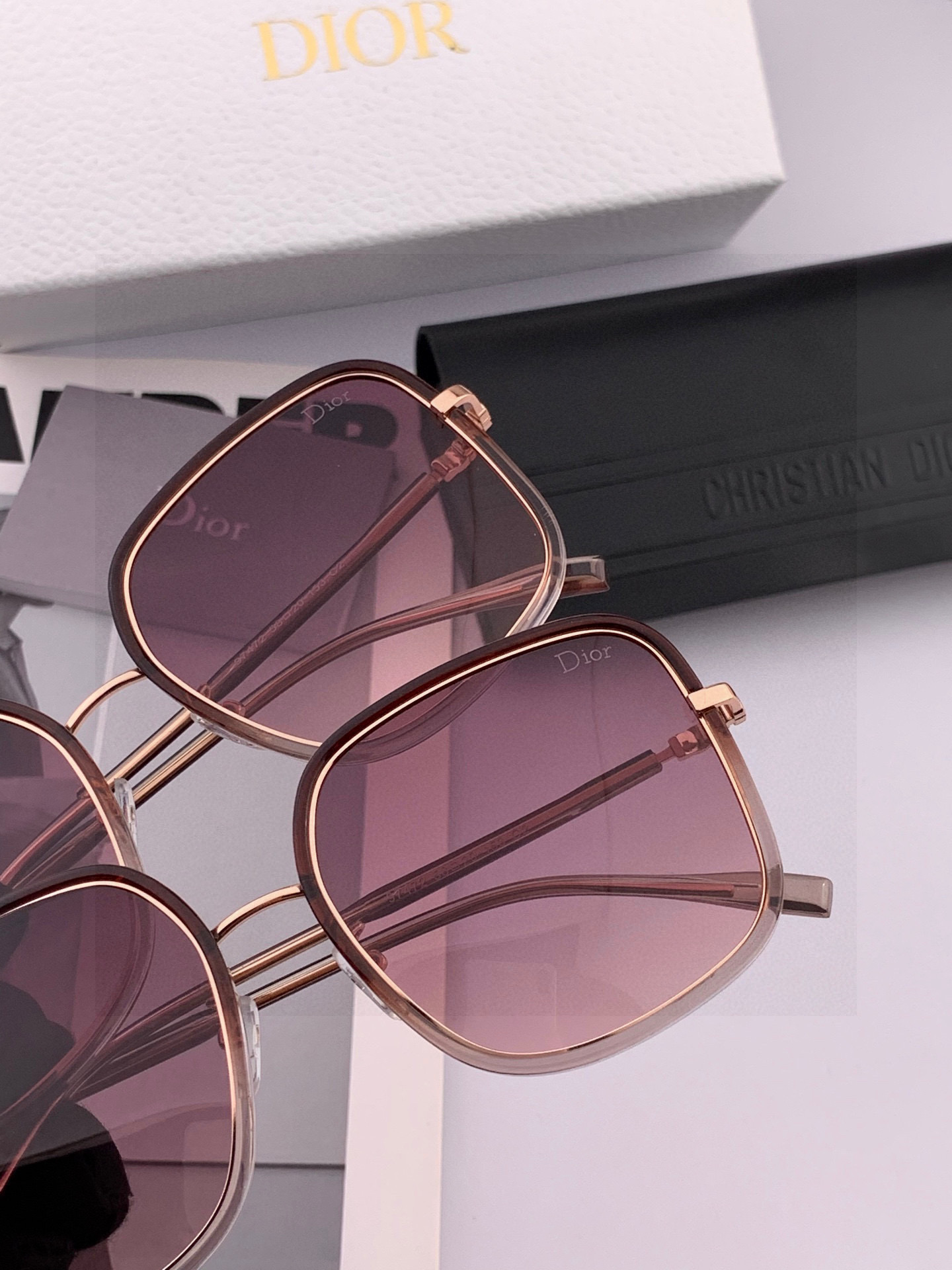 【偏光系列】 DIOR 经典的方框设计，不挑脸型，无论搭配大衣还是连衣裙都非常显气质偏光镜片预防紫外线 