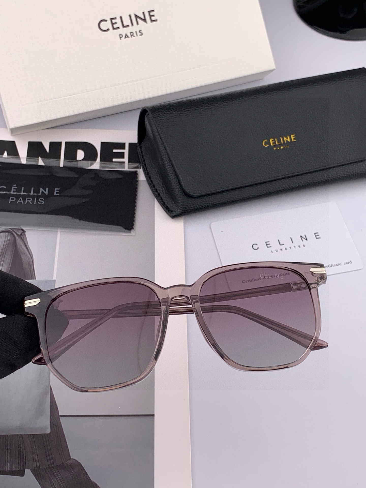 🌷🌷瑟琳新款到货🆕🆕TR材制作而成[酷][酷]高品质 2️⃣色潮品[强][强]大框型太阳镜➕简约logo