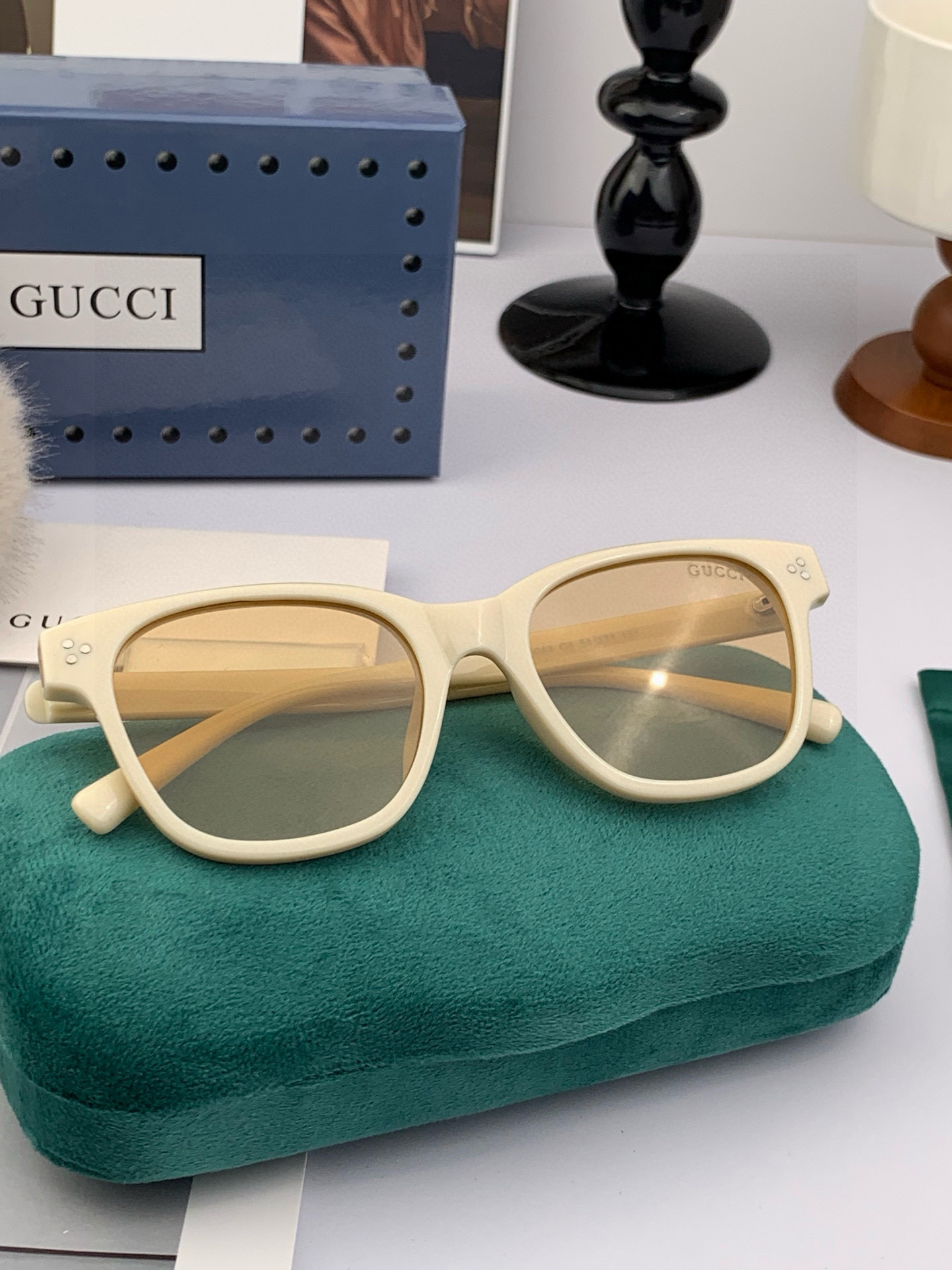 Gucci 经典的小框设计，不挑脸型，无论搭配大衣还是连衣裙都非常显气质尼龙偏光镜片预防紫外线 型号：G