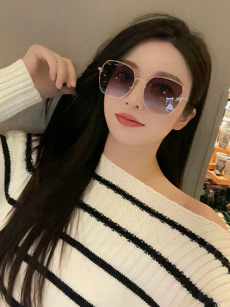 新品CHANEL 香奈儿太阳镜以独特魅力和前卫风格诠释春夏最新眼镜，质感超好佩带舒适 型号：CH9581