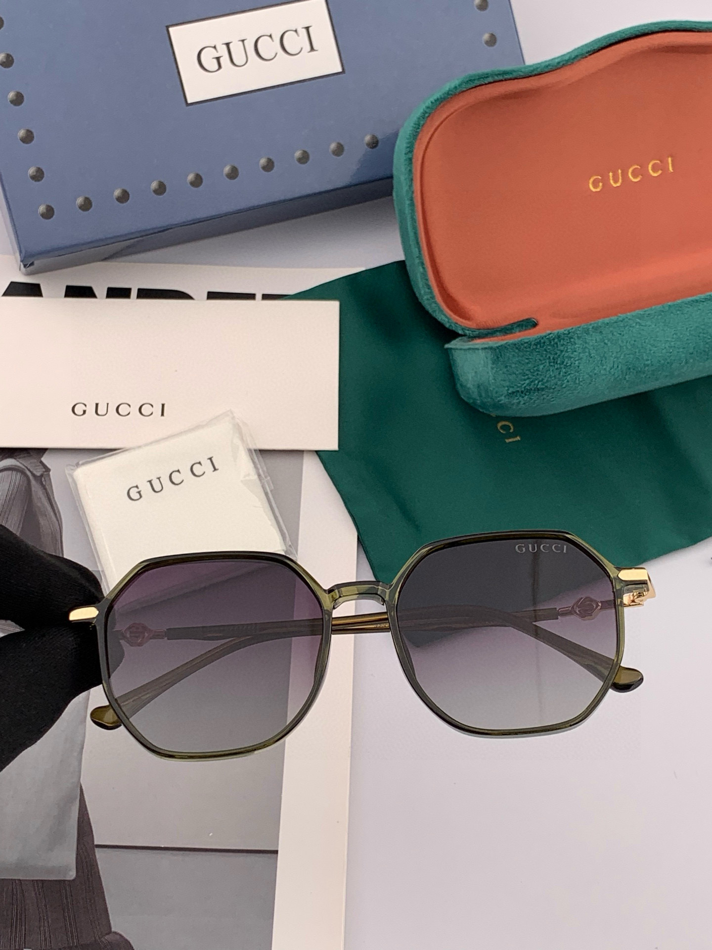 Gucci 经典的方框设计，不挑脸型，无论搭配大衣还是连衣裙都非常显气质尼龙偏光镜片预防紫外线 型号：G