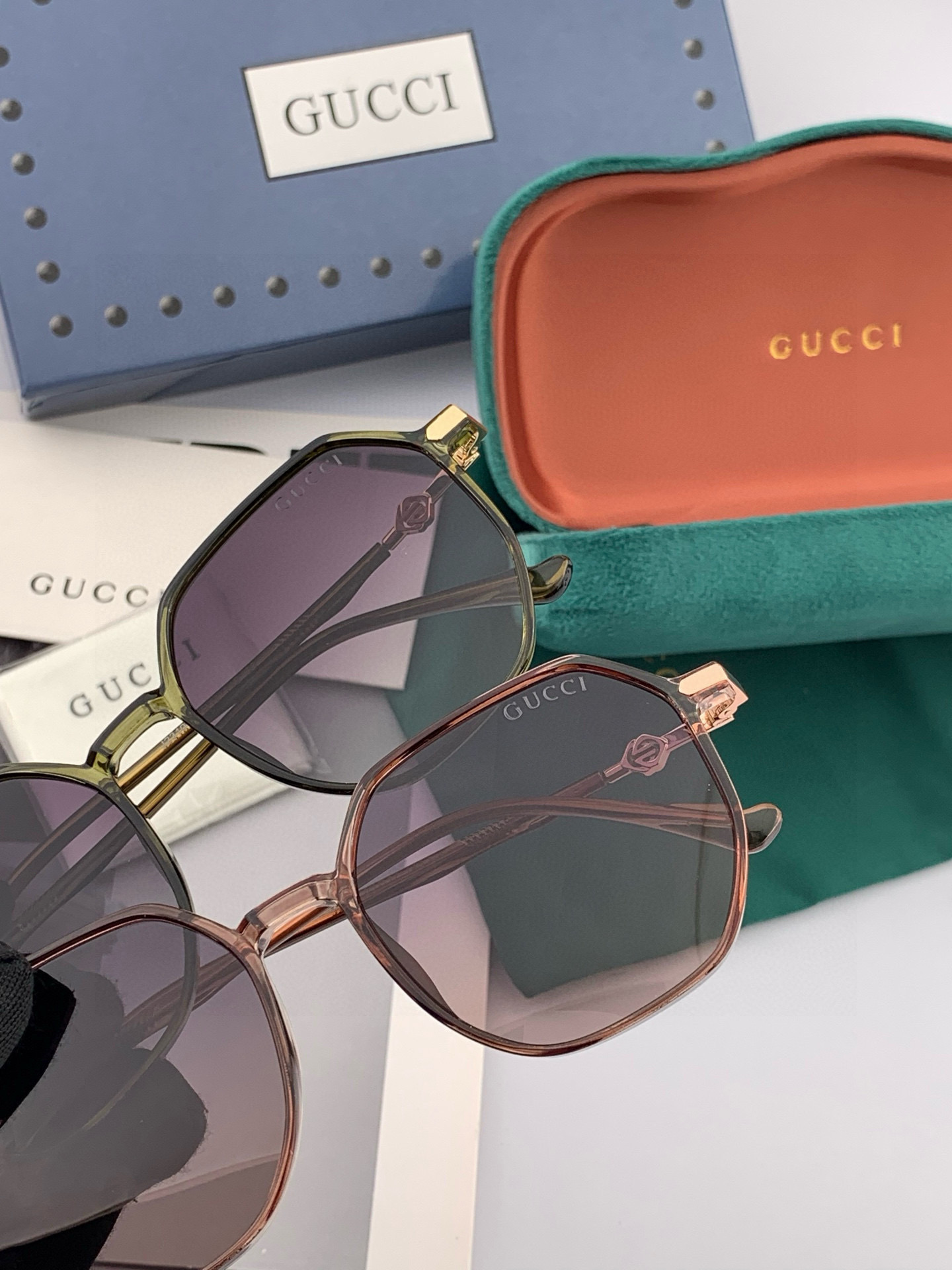 Gucci 经典的方框设计，不挑脸型，无论搭配大衣还是连衣裙都非常显气质尼龙偏光镜片预防紫外线 型号：G