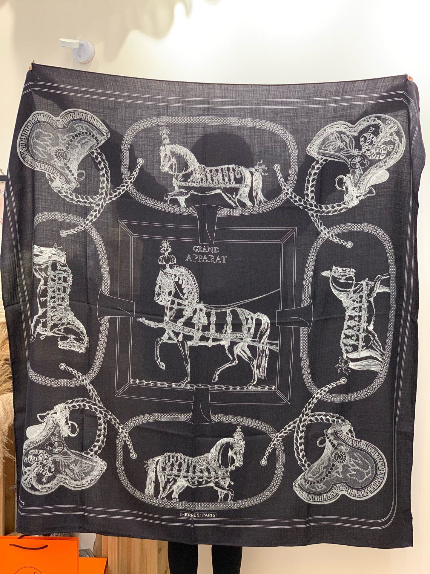 “盛宴”140厘米丝绒高级黑方巾【双面同色】手工卷边丝绒真丝方巾（30%真丝70%羊绒）这款典藏方巾展现