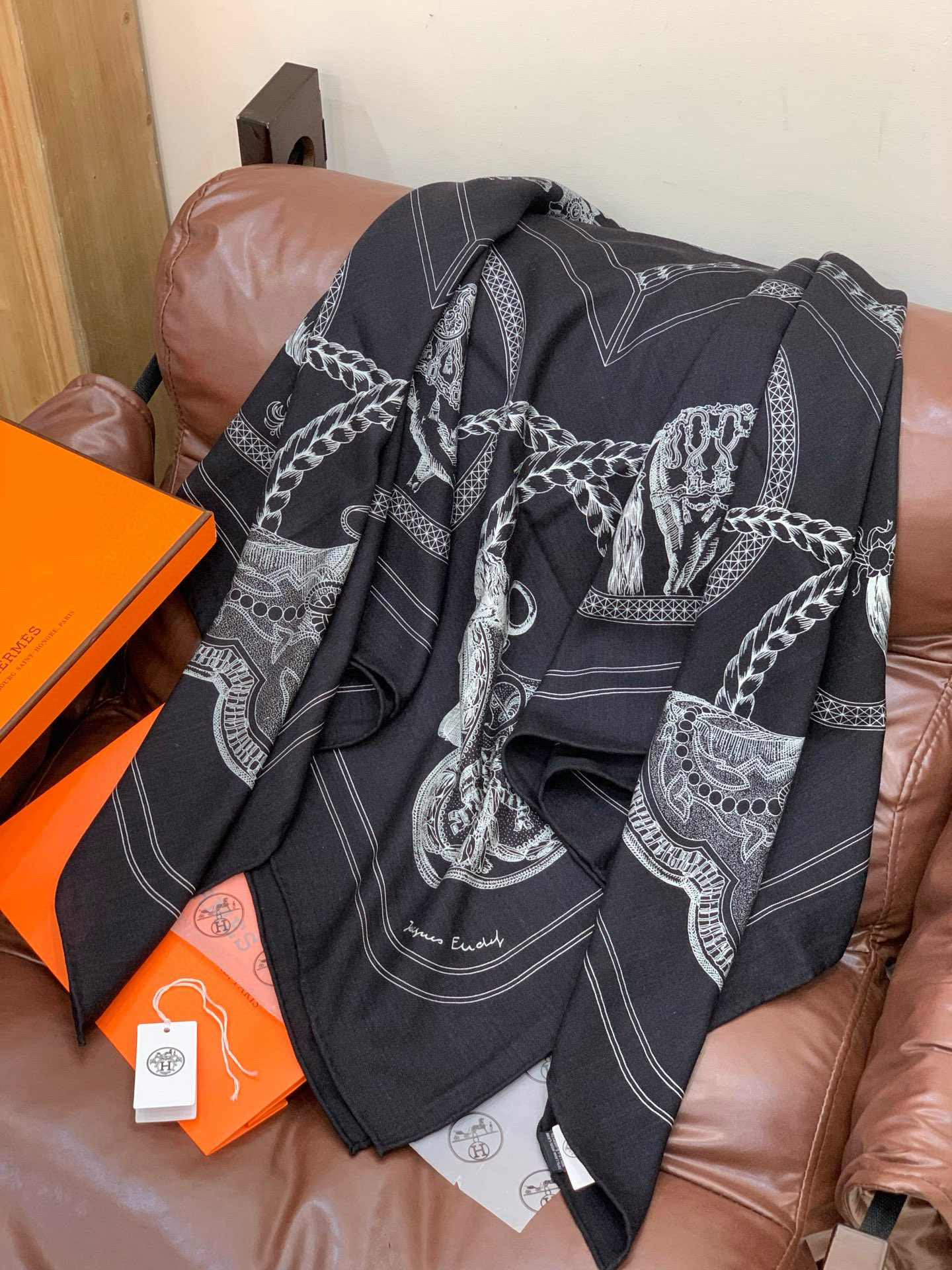 “盛宴”140厘米丝绒高级黑方巾【双面同色】手工卷边丝绒真丝方巾（30%真丝70%羊绒）这款典藏方巾展现