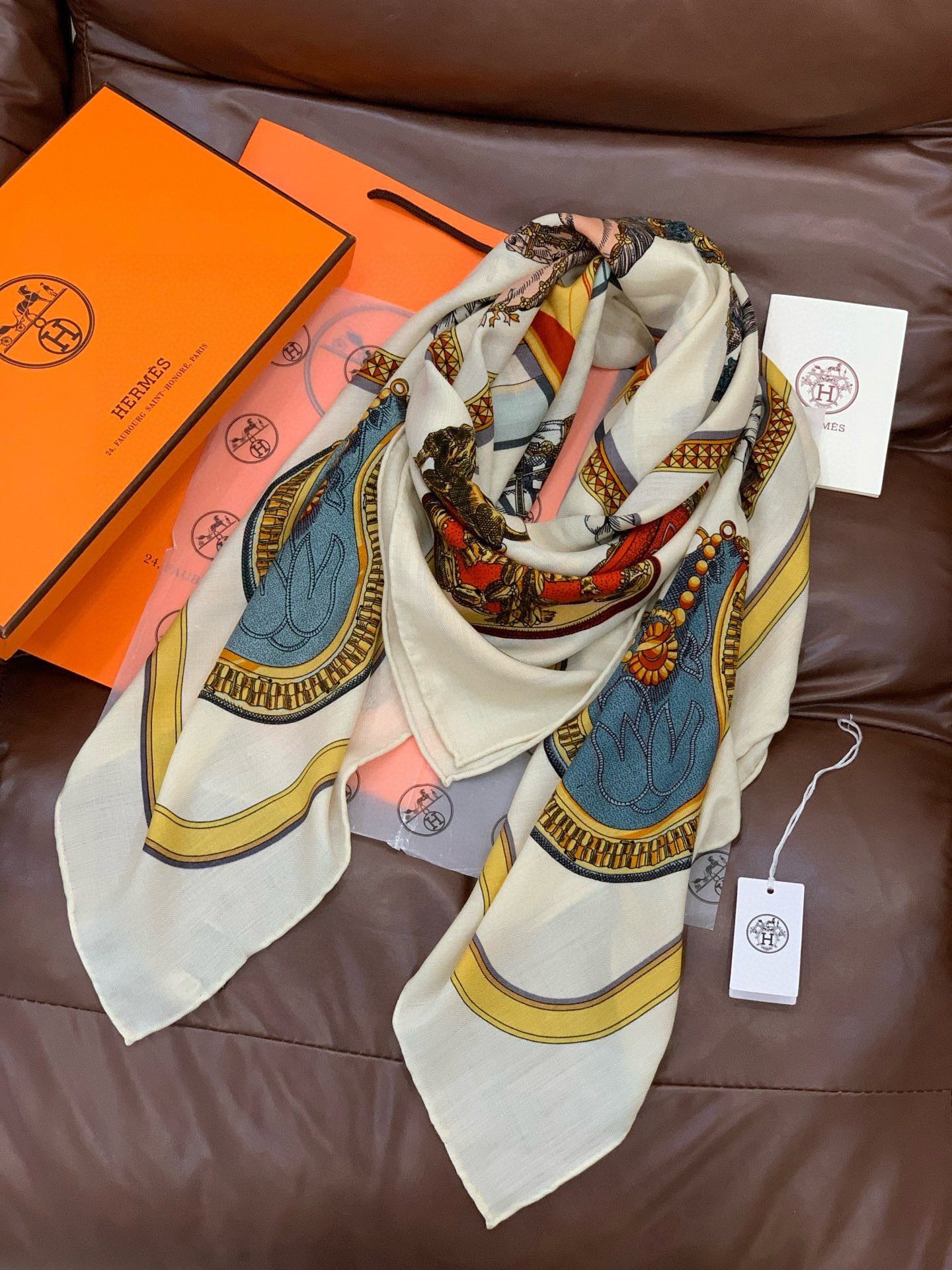 “盛宴”140厘米丝绒高级黑方巾【双面同色】手工卷边丝绒真丝方巾（30%真丝70%羊绒）这款典藏方巾展现