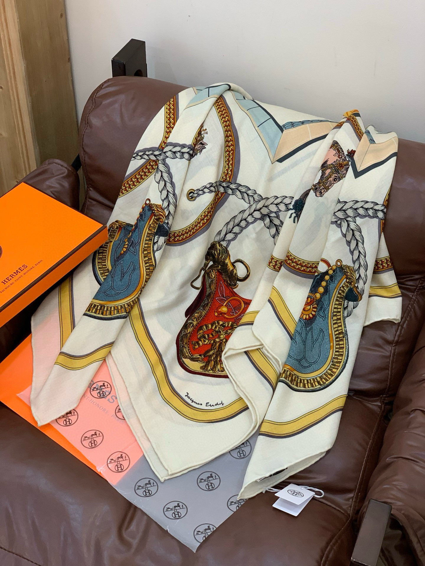 “盛宴”140厘米丝绒高级黑方巾【双面同色】手工卷边丝绒真丝方巾（30%真丝70%羊绒）这款典藏方巾展现