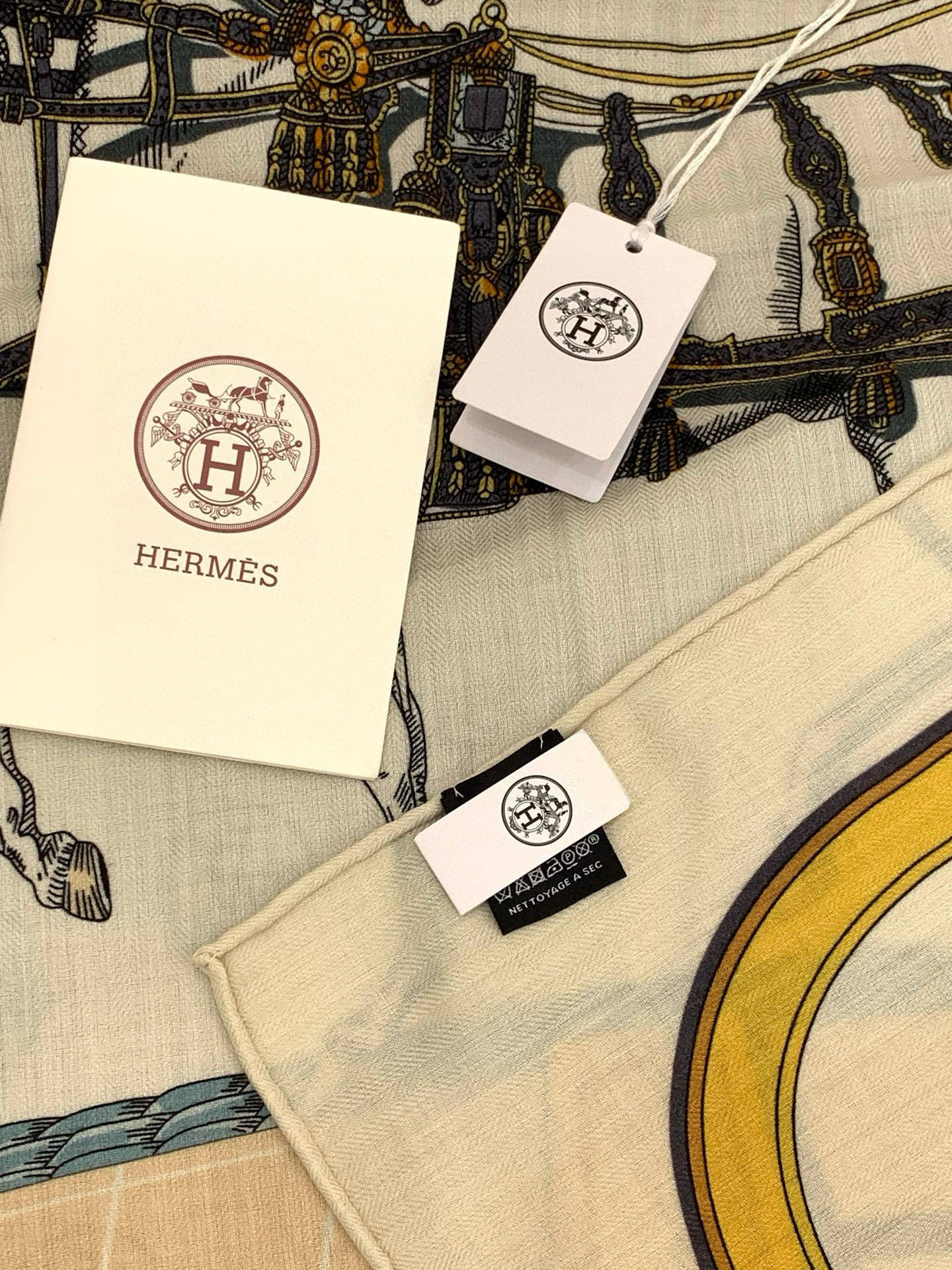 “盛宴”140厘米丝绒高级黑方巾【双面同色】手工卷边丝绒真丝方巾（30%真丝70%羊绒）这款典藏方巾展现