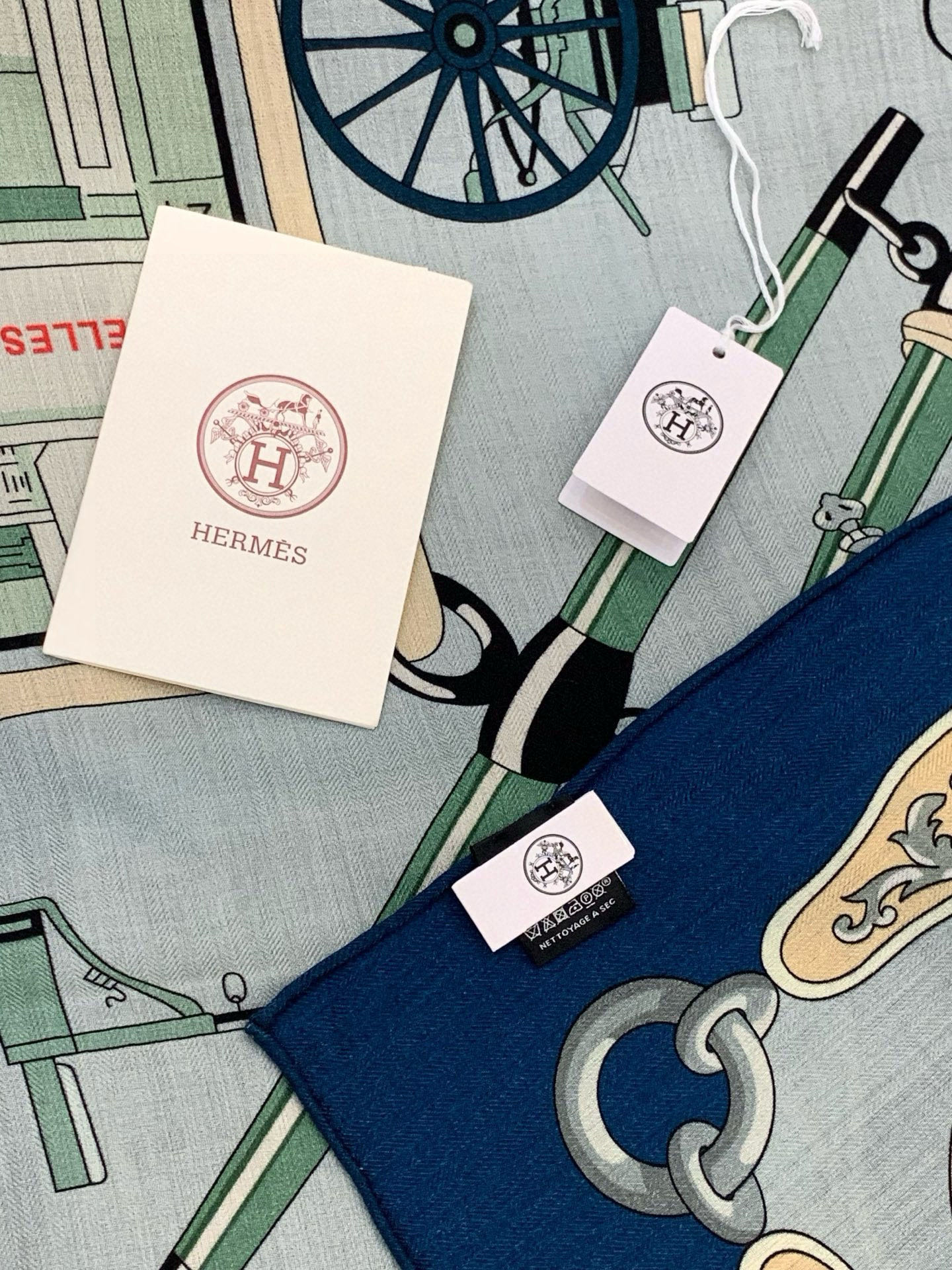 羊绒新款🆕👏👏买了都说好看‼️推荐💕爱马仕双面同色羊绒方巾【双面同色140】，顶级工艺超值‼️爱马仕专柜