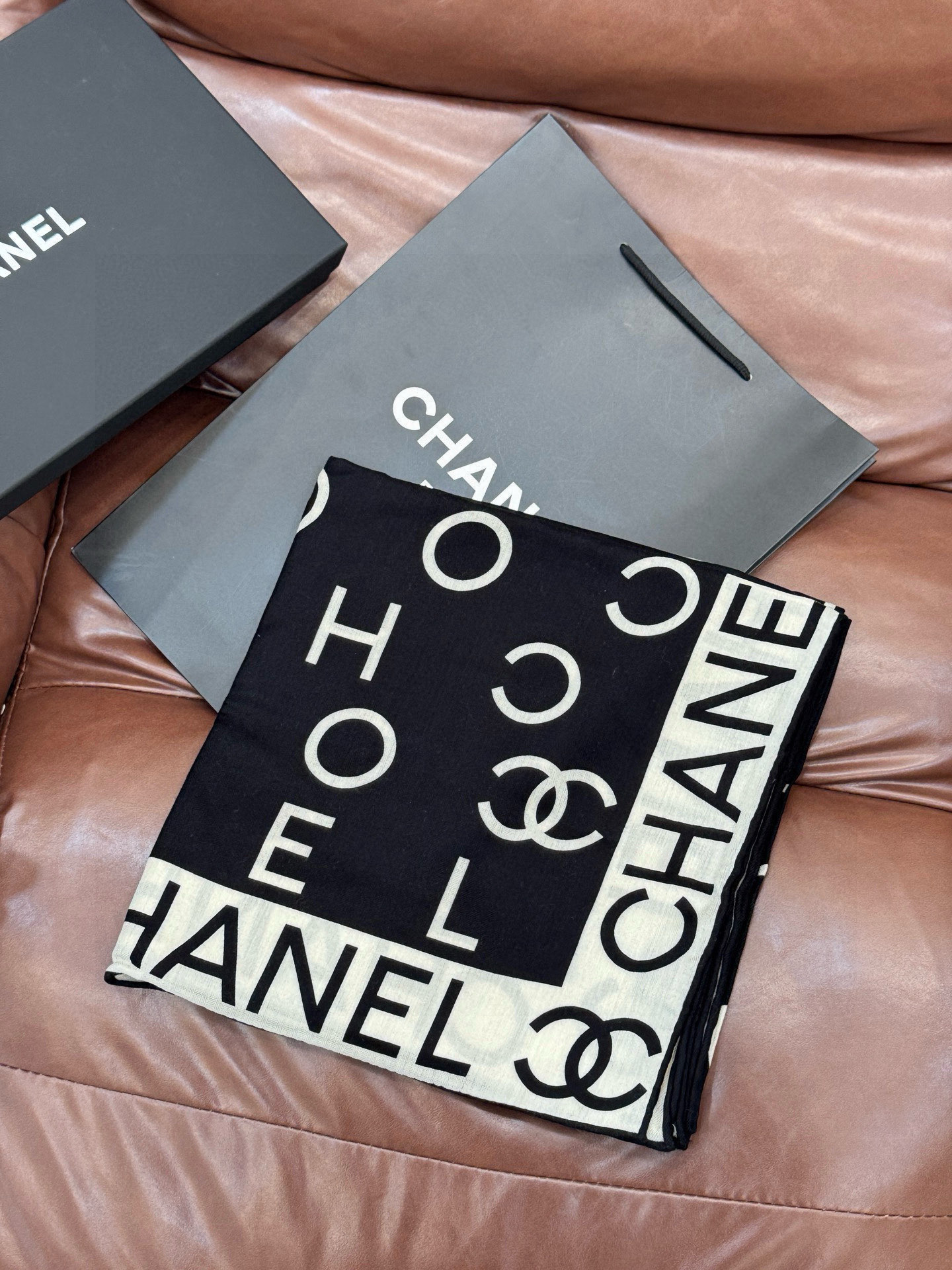 Chanel ~20。【140顶级双面丝绒披肩】香家logo与字母的完美碰撞设计底部还有隐隐约约的双C小