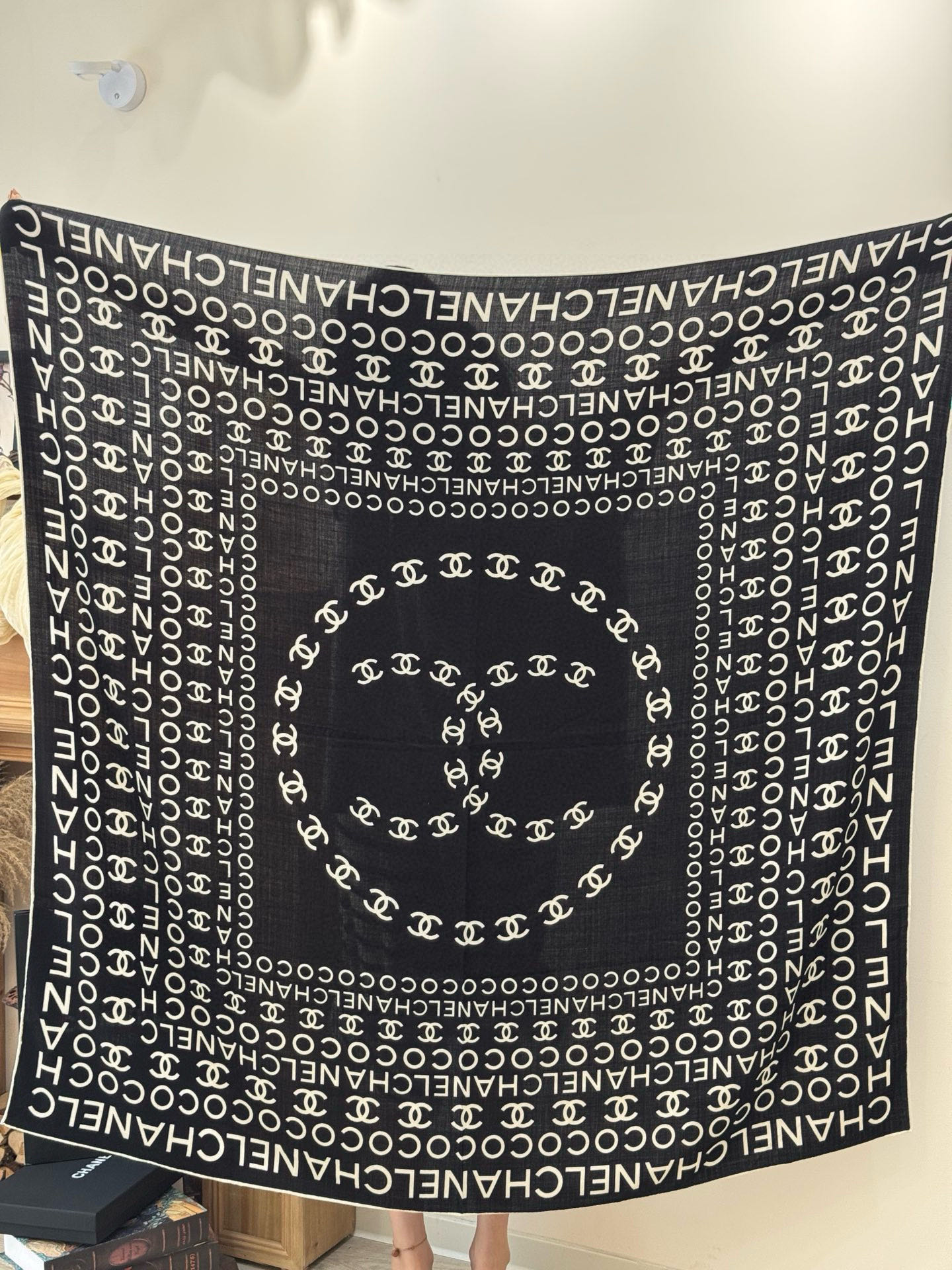 Chanel ~20。【140顶级双面丝绒披肩】香家logo与字母的完美碰撞设计底部还有隐隐约约的双C小