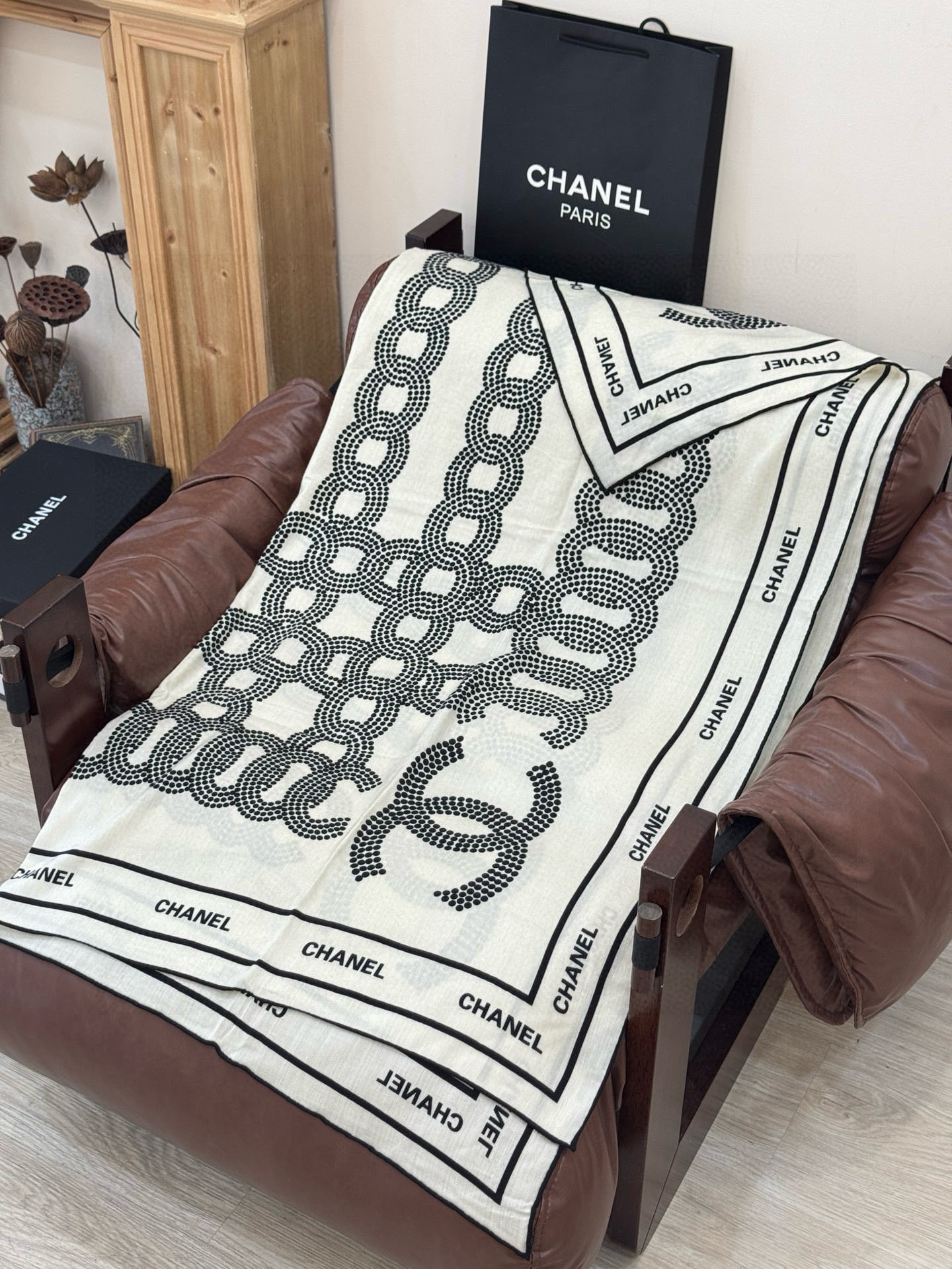 Chanel ~20。【140顶级双面丝绒披肩】香家logo与字母的完美碰撞设计底部还有隐隐约约的双C小