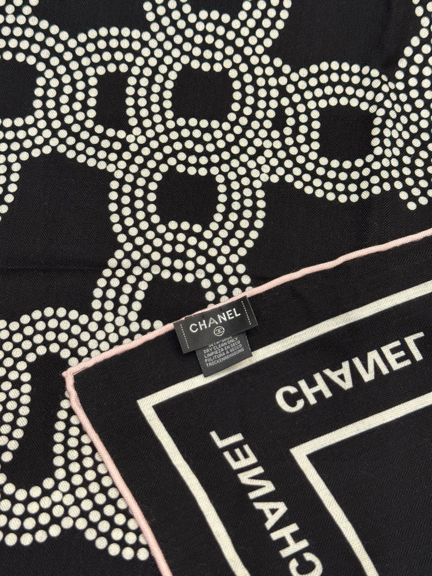 Chanel ~20。【140顶级双面丝绒披肩】香家logo与字母的完美碰撞设计底部还有隐隐约约的双C小