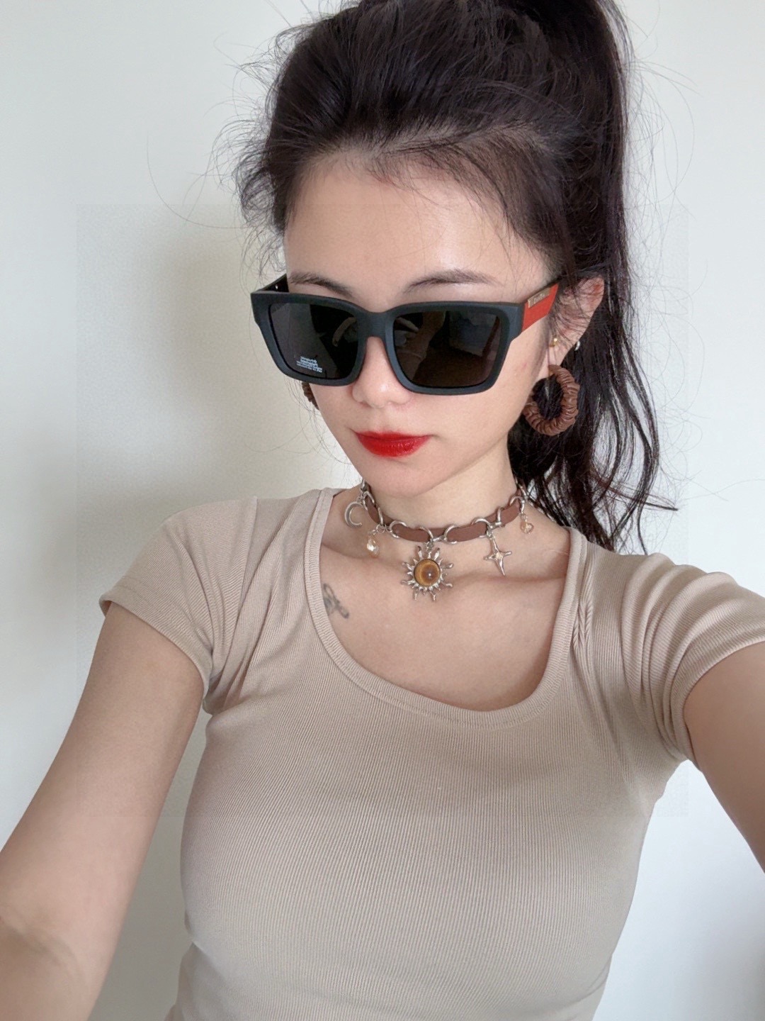 🉐️110  超好看 潮酷【GUCCI】古驰 新款款太阳镜以独🉐魅力和前卫风格诠释春夏最新眼镜，以方框设计，中梁连体质感超好佩带舒适 ！型号：G5510