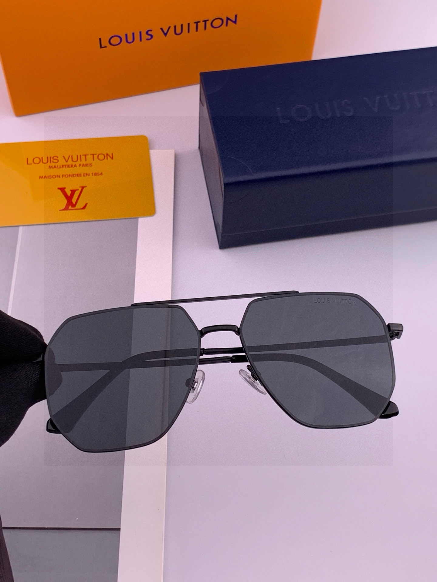 LV 男款炫彩飞行员偏光太阳镜 ❤️材质：高清尼龙加厚卡槽高清偏光镜片 🌹无边框镜架💕颜👍型号：L089