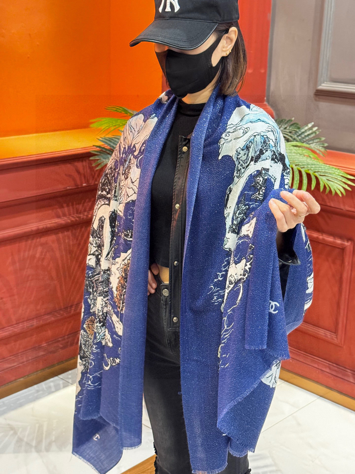 P215 会发光发亮的围巾 2025秋冬高级成衣系列~Chanel
此系列谱写一曲自由轻灵的赞歌
本系列作品创新演绎品牌的风格符号
尽显无拘无束的自信魅力
优雅浪漫的风格设计
尺寸:100*200