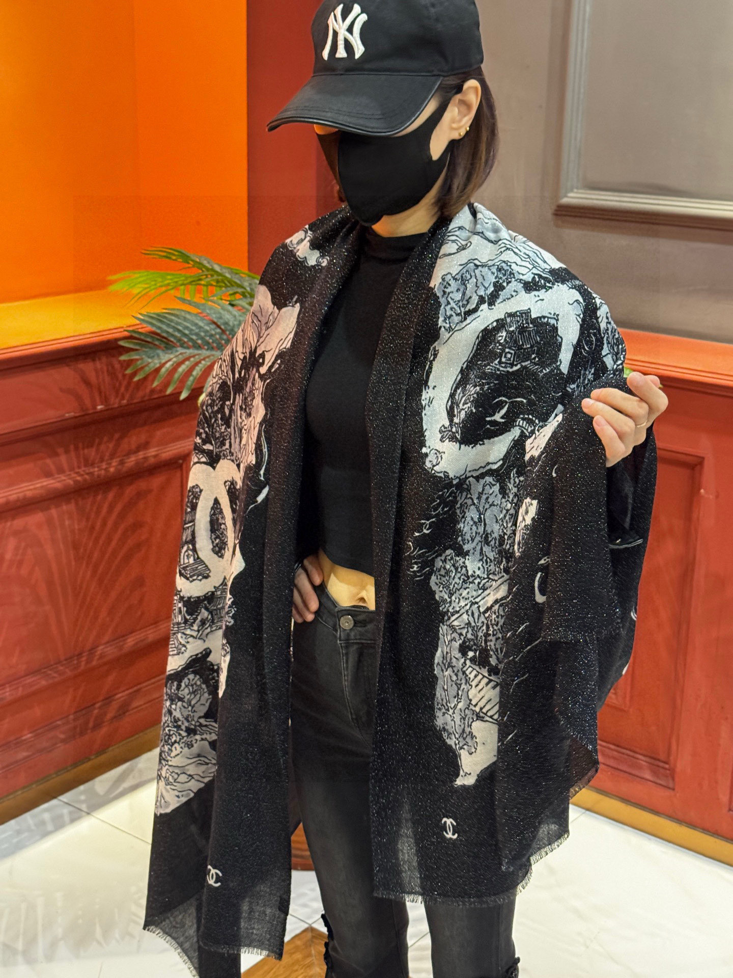 P215 会发光发亮的围巾 2025秋冬高级成衣系列~Chanel
此系列谱写一曲自由轻灵的赞歌
本系列作品创新演绎品牌的风格符号
尽显无拘无束的自信魅力
优雅浪漫的风格设计
尺寸:100*200