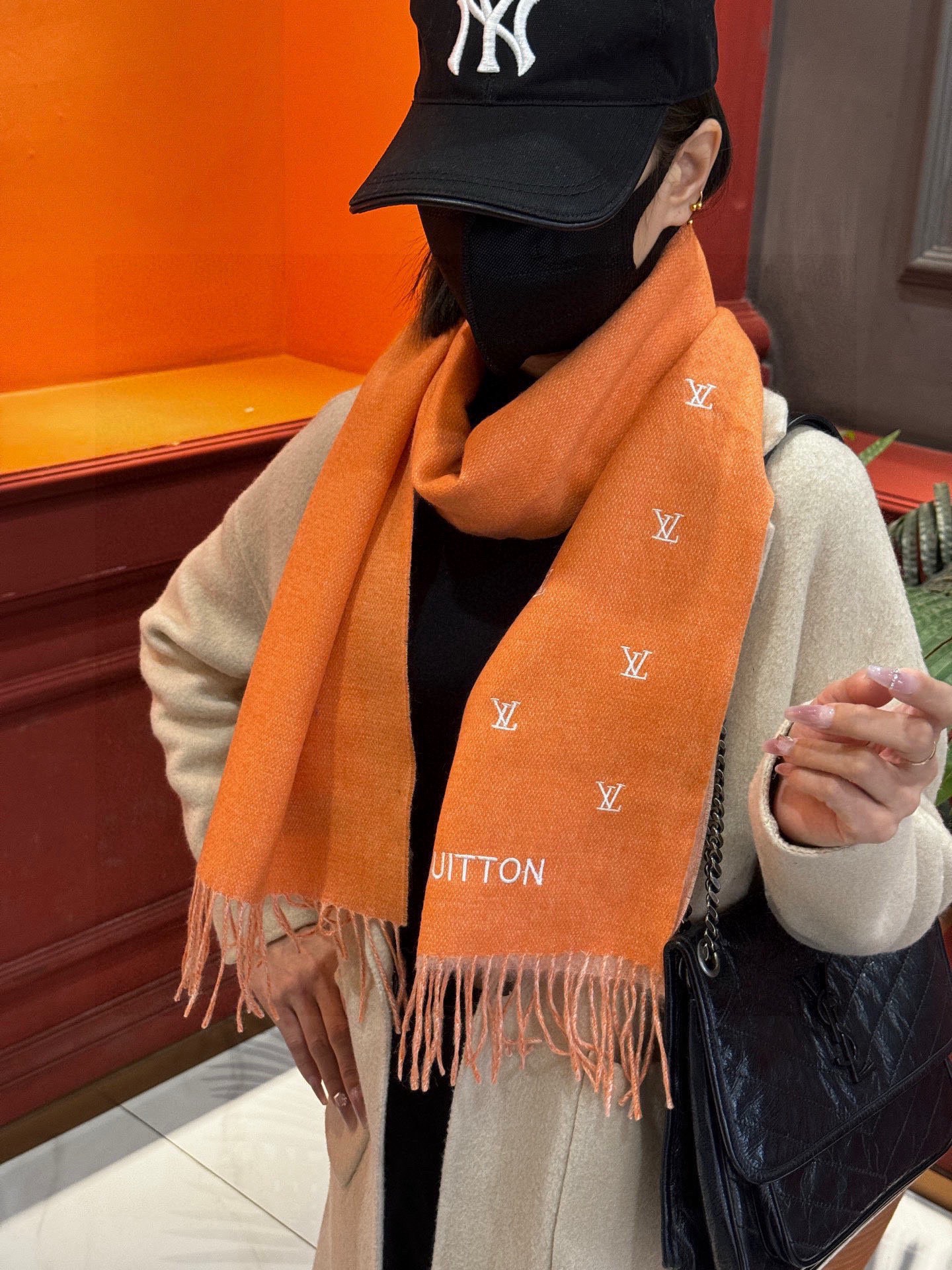 P150 【LV】官网新款 情侣款 巴黎时装展双面羊绒围巾!采用蒙古高原细羊绒!手感满满地都是细腻的绒毛!这个价格绝对百分之百的实惠!精湛绝伦的绣字工艺!送礼自留都不错!绝对好货!每条都经过多次检查出货!无一次品!不满意手感包退换!这样的好东西错过实在可惜 尺寸:180*35