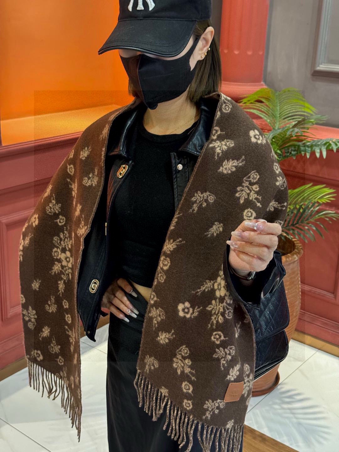 P155  香奈儿 🔥代工厂臻选上乘的超细羊绒纤维 进行纯手工精梳处理 耗时耗力 再以清泉水浸泡涤荡 使羊绒纤维呈现出独特的蓬松质感 手感才如此细腻 最后以考究压印与熨烫工艺 才有奢华柔和的表面光泽 工艺特别复杂哦采用蒙古高原细羊绒！！手感满满地都是细腻的绒毛！这个价格绝对百分之百的实惠！精湛绝伦的绣字工艺！送礼自留都不错！绝对好货！尺寸：30*164+8*2