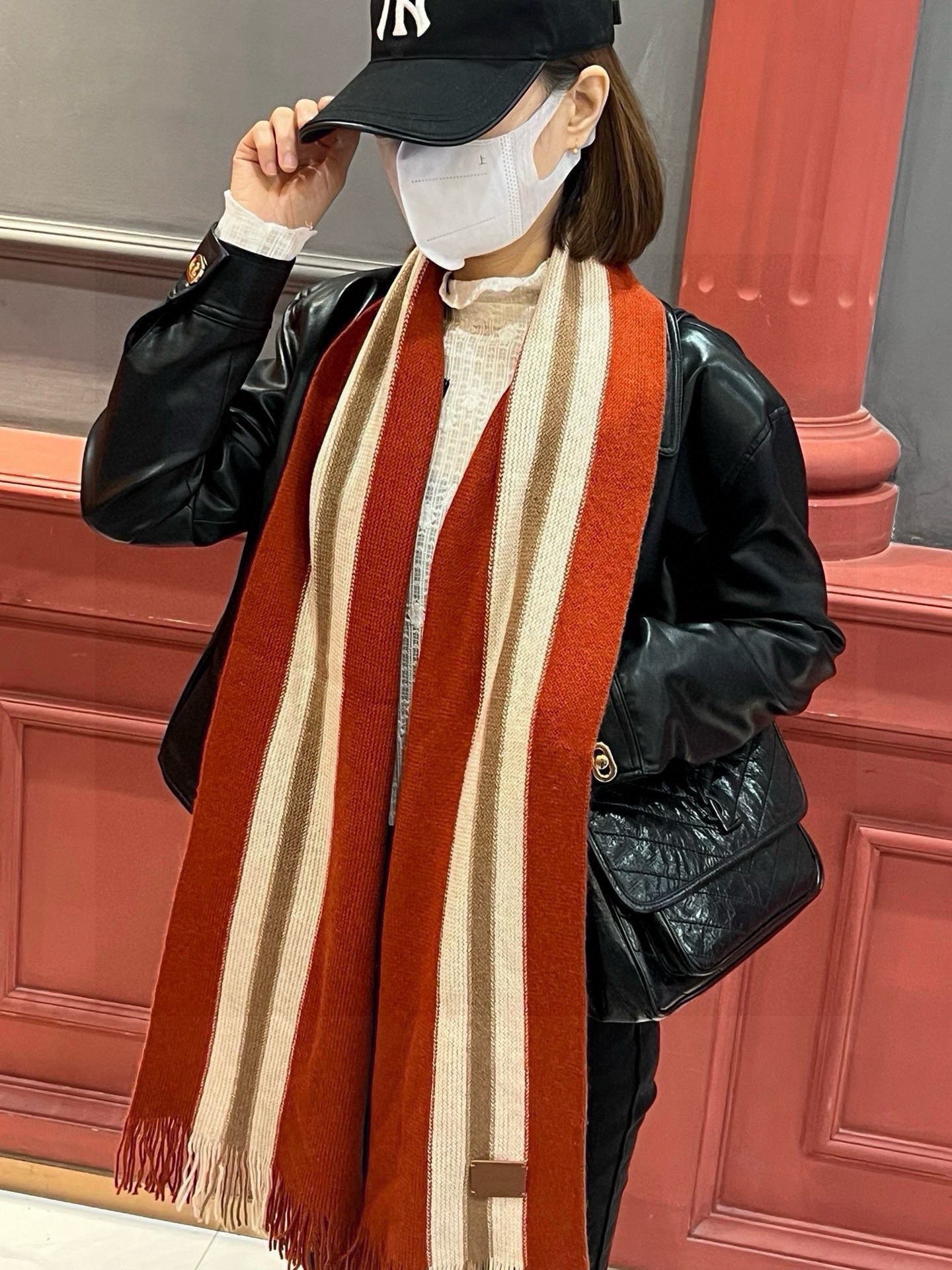 男女同款,(爱马仕)同步专柜,高端羊绒针织围巾!】可正式,可随意,非常Classical的设计.这款织法比较难,又很费纱线,工艺难度非常大 这样的男款围巾,绝对是一条审美不过时的单品!随便围都会好看的羊绒围巾,版型真是一绝 太实用百搭了,其实没有多余的设计,怎么围都好看!有垂坠感,温暖且非常显瘦!搭配正装或者搭配休闲装都很合适~对折挂围或者绕圈围都完全可以,有温度的风度 ️30✖️180