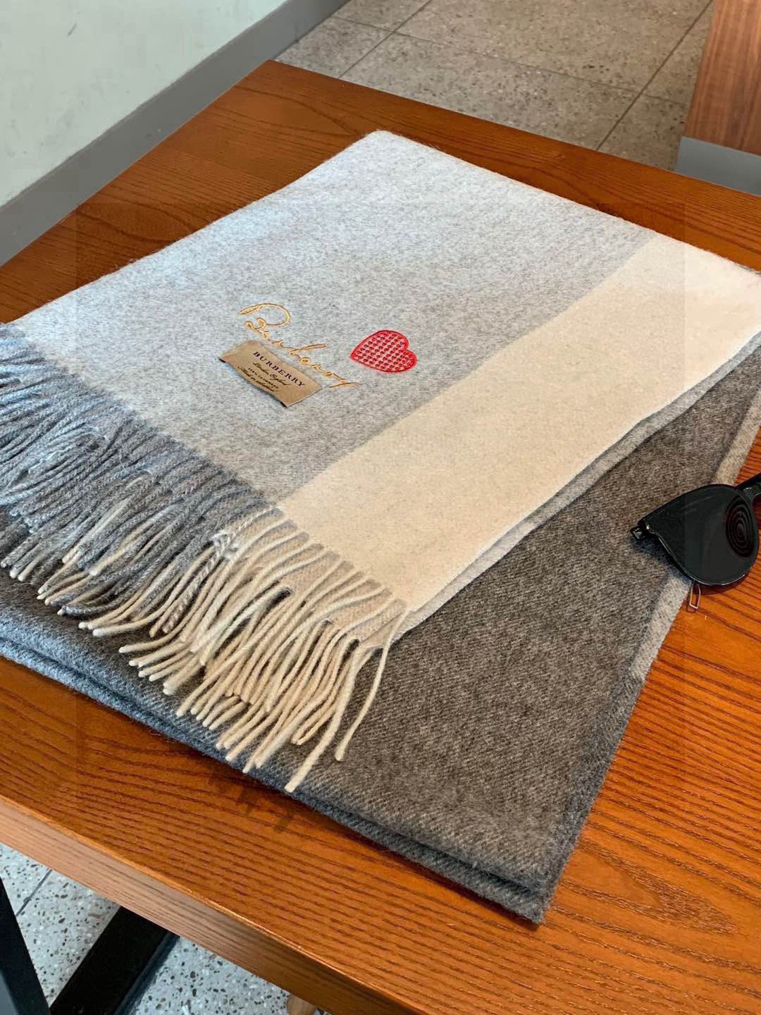 P170 限量版👍👍绝对的美化了心的设计🔝🔝，超级无敌的硬核，🔥🔥🔥从外商去年疫情前寄版下来到今天成品出库，🍩废了设计部太多心血，🔝🔝我只能说真的一切都值得🙊，爱心的设计手抄体的B家绝对的不多见的，🍗🍗国外都是超级VI价🉐️才能拿的到的东西，看似简单的刺绣 ，光帧数都一万多，精致的无敌了🔥，国内还没有任何一个绣花厂能做到，大货两个颜色只有不到100 ，🎉🎉手慢绝对的是无，好货一直是不等人的，天也凉了，🚀🚀好货也有了，亲爱的，🌸我已经推掉了几个大客不给他们包版，就是为了跟大家一起分享美好的事物，给点力哈哈🏅🏅，规格200*70