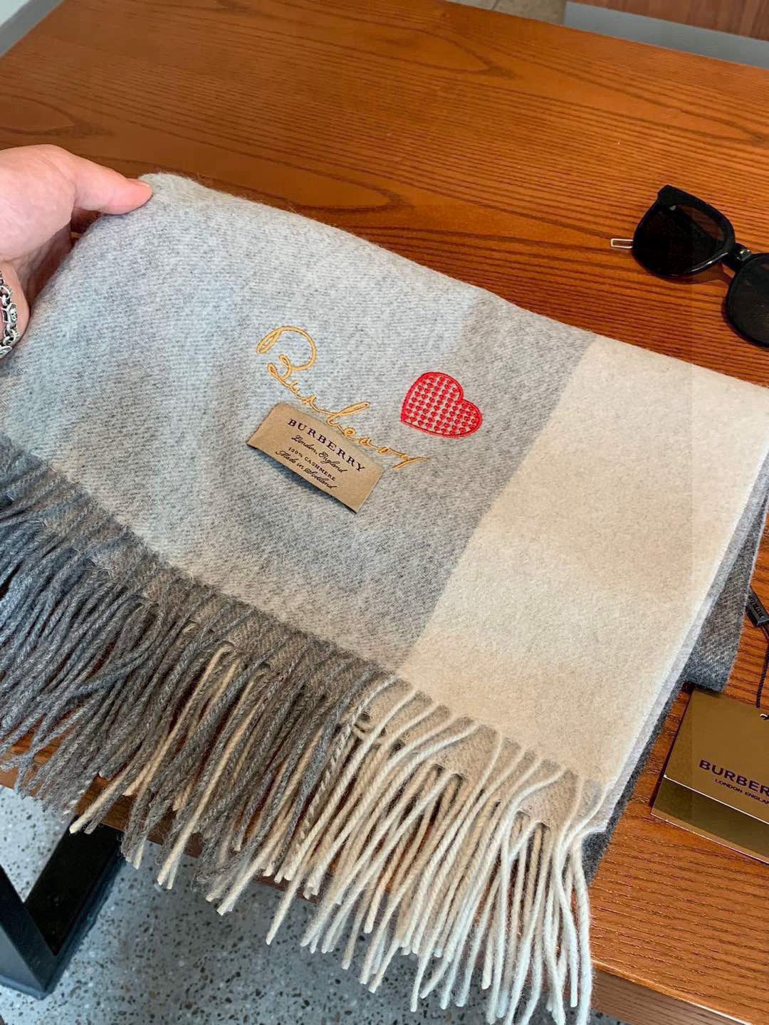 P170 限量版👍👍绝对的美化了心的设计🔝🔝，超级无敌的硬核，🔥🔥🔥从外商去年疫情前寄版下来到今天成品出库，🍩废了设计部太多心血，🔝🔝我只能说真的一切都值得🙊，爱心的设计手抄体的B家绝对的不多见的，🍗🍗国外都是超级VI价🉐️才能拿的到的东西，看似简单的刺绣 ，光帧数都一万多，精致的无敌了🔥，国内还没有任何一个绣花厂能做到，大货两个颜色只有不到100 ，🎉🎉手慢绝对的是无，好货一直是不等人的，天也凉了，🚀🚀好货也有了，亲爱的，🌸我已经推掉了几个大客不给他们包版，就是为了跟大家一起分享美好的事物，给点力哈哈🏅🏅，规格200*70