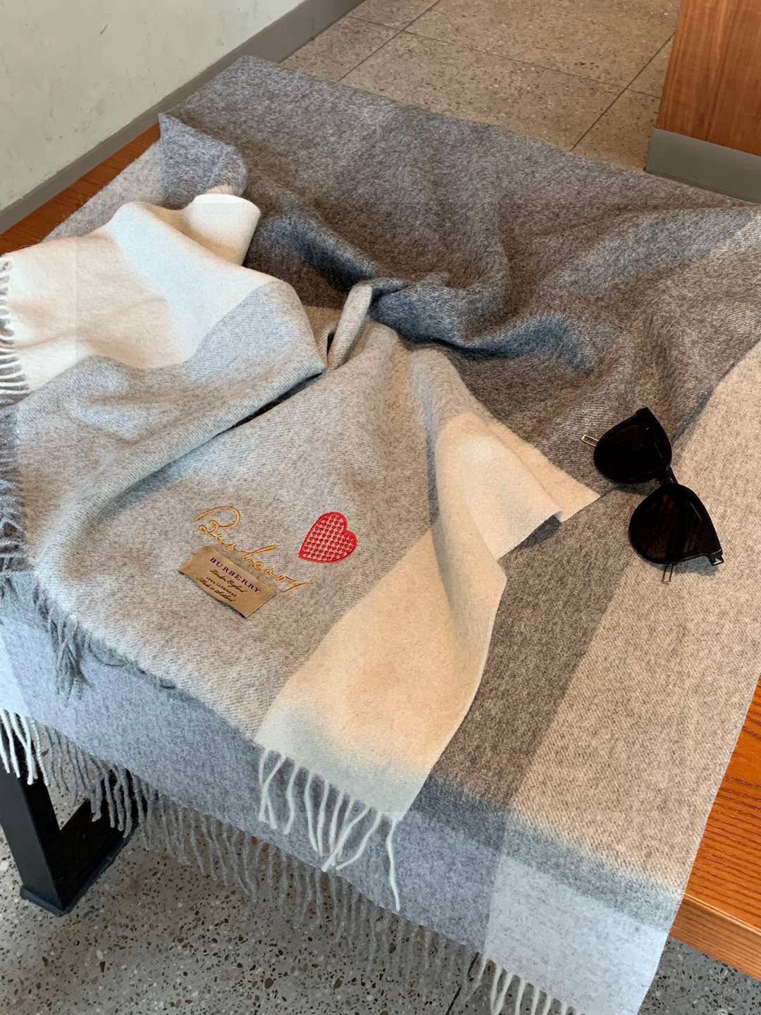 P170 限量版👍👍绝对的美化了心的设计🔝🔝，超级无敌的硬核，🔥🔥🔥从外商去年疫情前寄版下来到今天成品出库，🍩废了设计部太多心血，🔝🔝我只能说真的一切都值得🙊，爱心的设计手抄体的B家绝对的不多见的，🍗🍗国外都是超级VI价🉐️才能拿的到的东西，看似简单的刺绣 ，光帧数都一万多，精致的无敌了🔥，国内还没有任何一个绣花厂能做到，大货两个颜色只有不到100 ，🎉🎉手慢绝对的是无，好货一直是不等人的，天也凉了，🚀🚀好货也有了，亲爱的，🌸我已经推掉了几个大客不给他们包版，就是为了跟大家一起分享美好的事物，给点力哈哈🏅🏅，规格200*70