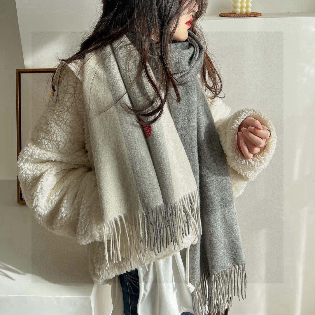 P170 限量版👍👍绝对的美化了心的设计🔝🔝，超级无敌的硬核，🔥🔥🔥从外商去年疫情前寄版下来到今天成品出库，🍩废了设计部太多心血，🔝🔝我只能说真的一切都值得🙊，爱心的设计手抄体的B家绝对的不多见的，🍗🍗国外都是超级VI价🉐️才能拿的到的东西，看似简单的刺绣 ，光帧数都一万多，精致的无敌了🔥，国内还没有任何一个绣花厂能做到，大货两个颜色只有不到100 ，🎉🎉手慢绝对的是无，好货一直是不等人的，天也凉了，🚀🚀好货也有了，亲爱的，🌸我已经推掉了几个大客不给他们包版，就是为了跟大家一起分享美好的事物，给点力哈哈🏅🏅，规格200*70