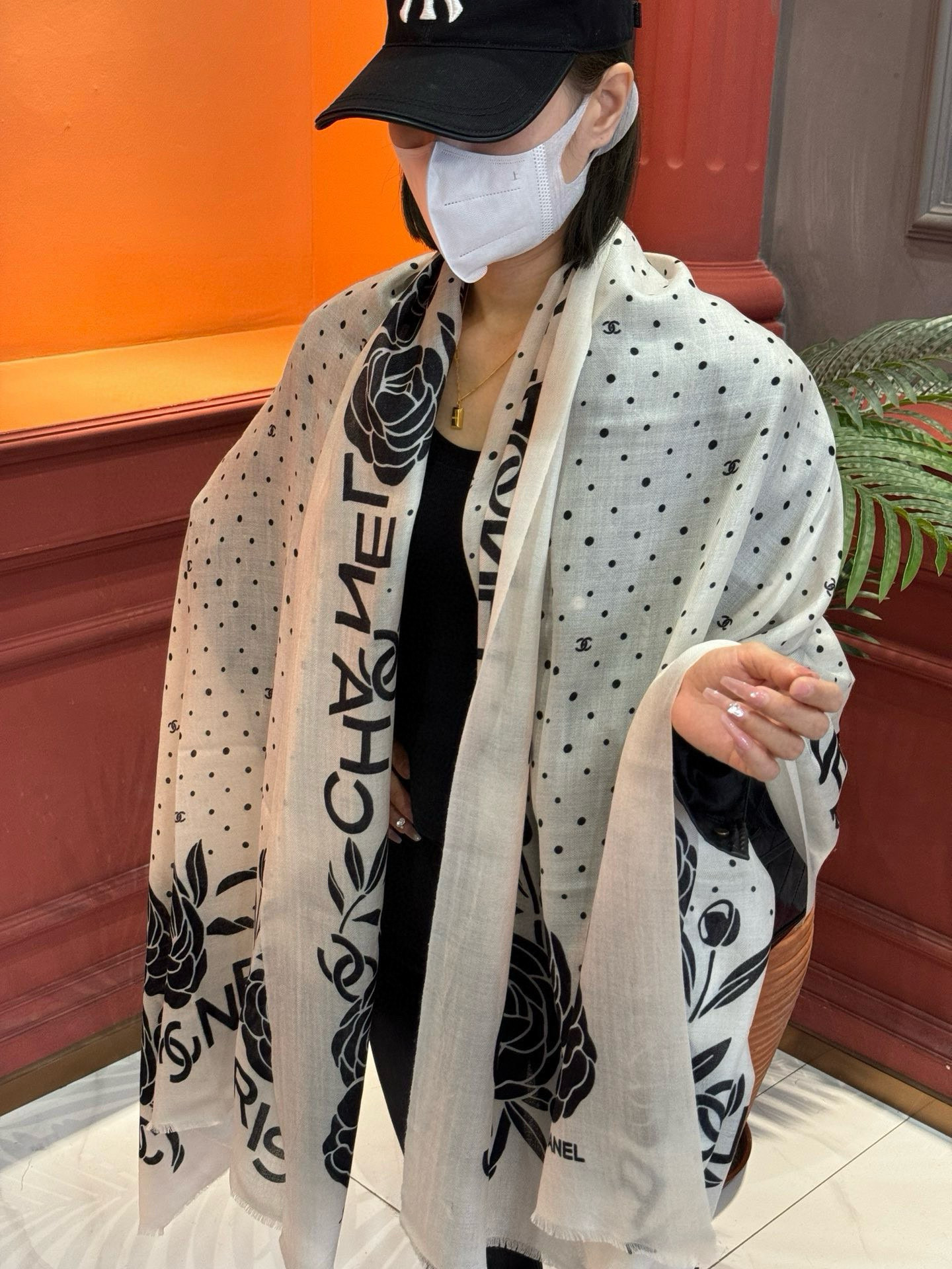 P190 羊绒新款💞 新❤小香【山茶花长围巾】~超级抬气色!高级女人味!羊绒围巾也能这么美!!!这款双面花卉羊绒围巾真的好高级!香奶奶家招牌的花卉花色搭配服饰很显品味!!招牌山茶花与双C字母元素的新融合,奢华优雅感,薄薄的羊绒手感,印花的设计真的很赞!春夏搭配白衬衫更是又气质又时髦,秋冬搭配大衣超级显品味,懂得搭配的姐妹一定要入手!!柔软软糯顺滑!赋予了围巾非常容易造型,非常重磅奢华的设计,上身却别样衬得人高贵气质!简单的打底配此款围巾,简单的搭配却给人非常舒适有品味的大牌感…推荐!!尺寸规格:100*200cm羊绒长巾