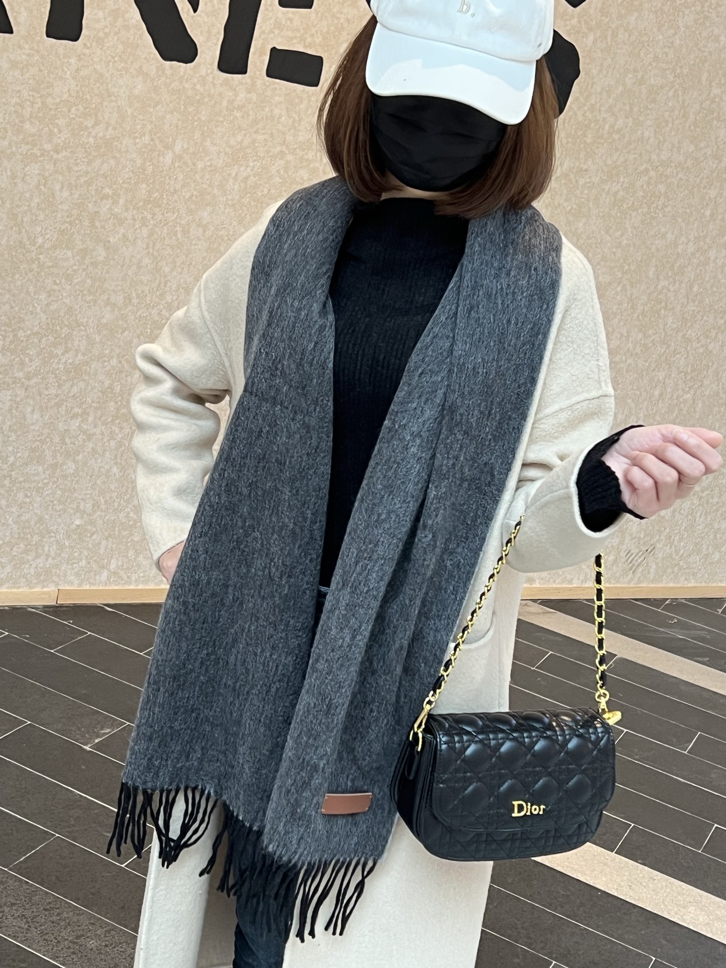 P140  巴宝莉新款 情侣款 巴黎时装展双面羊绒围巾！采用蒙古高原细羊绒！手感满满地都是细腻的绒毛！这个价格绝对百分之百的实惠！精湛绝伦的绣字工艺！送礼自留都不错！绝对好货！每条都经过多次检查出货！无一次品！不满意手感包退换！这样的好东西错过实在可惜 尺寸：180*35