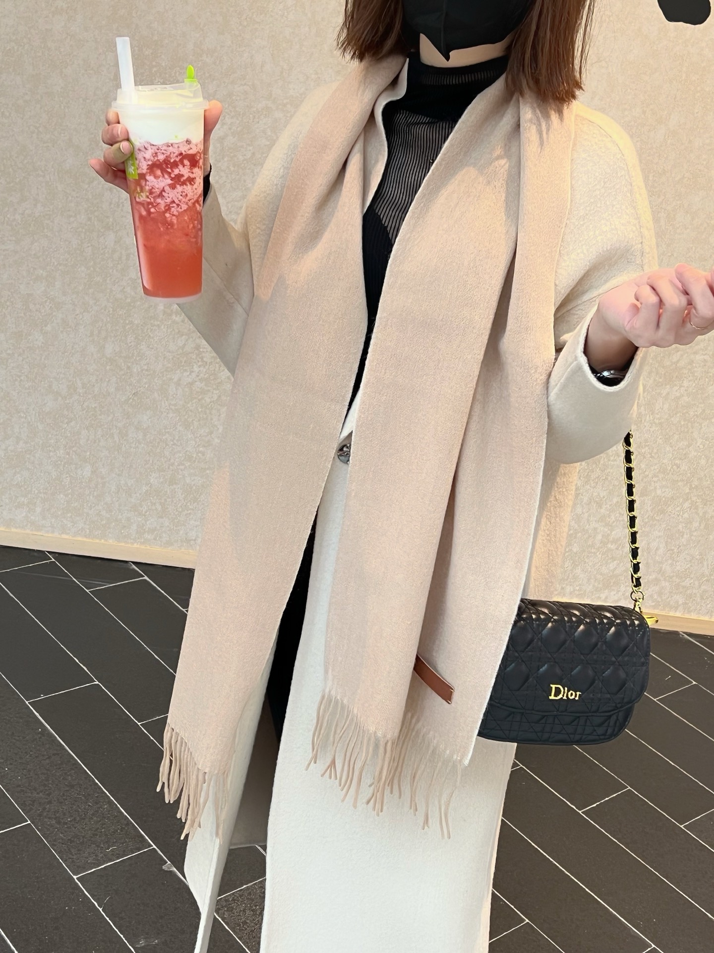 P140  巴宝莉新款 情侣款 巴黎时装展双面羊绒围巾！采用蒙古高原细羊绒！手感满满地都是细腻的绒毛！这个价格绝对百分之百的实惠！精湛绝伦的绣字工艺！送礼自留都不错！绝对好货！每条都经过多次检查出货！无一次品！不满意手感包退换！这样的好东西错过实在可惜 尺寸：180*35