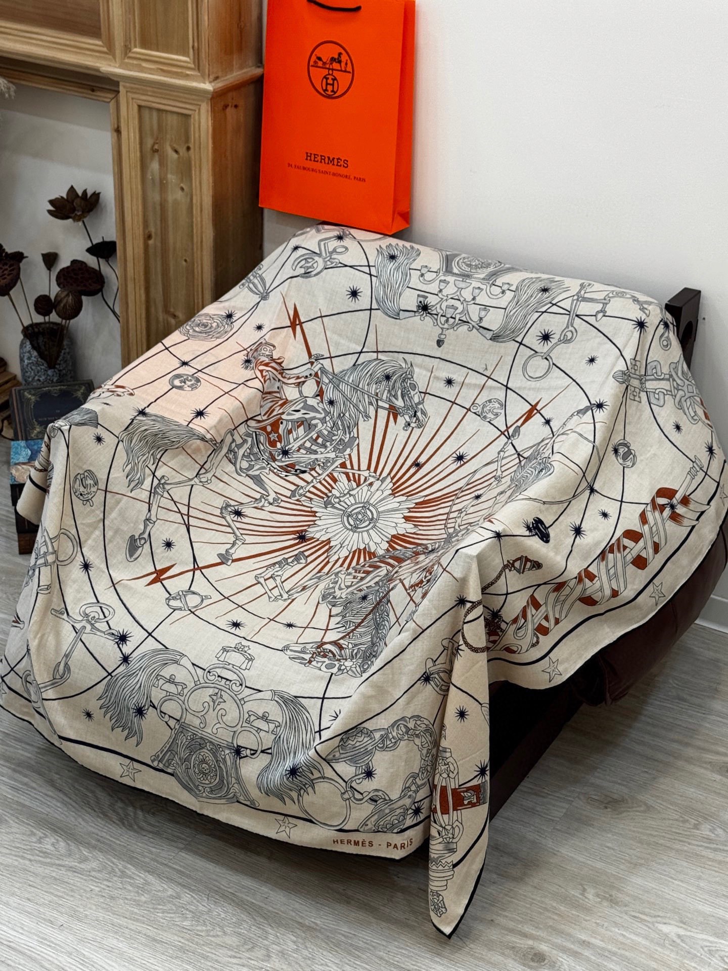 “星辰合唱曲”140丝绒双面同色披肩手工卷边丝绒方巾（30%桑蚕丝70%羊绒）这款经典单品展现强大而迷人