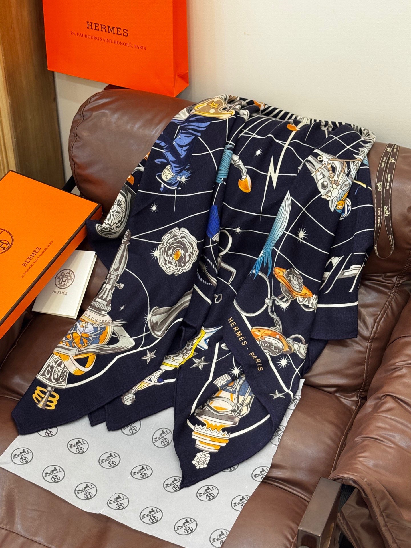 “星辰合唱曲”140丝绒双面同色披肩手工卷边丝绒方巾（30%桑蚕丝70%羊绒）这款经典单品展现强大而迷人