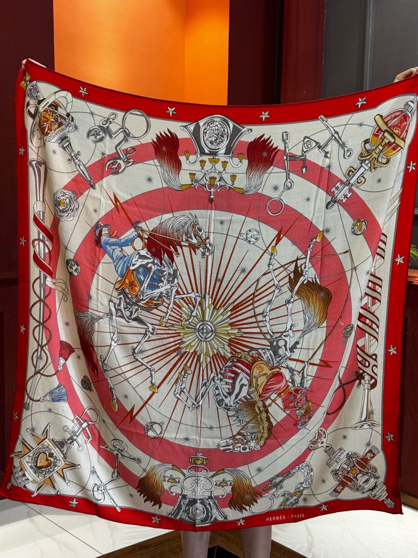 “星辰合唱曲”140丝绒双面同色披肩手工卷边丝绒方巾（30%桑蚕丝70%羊绒）这款经典单品展现强大而迷人