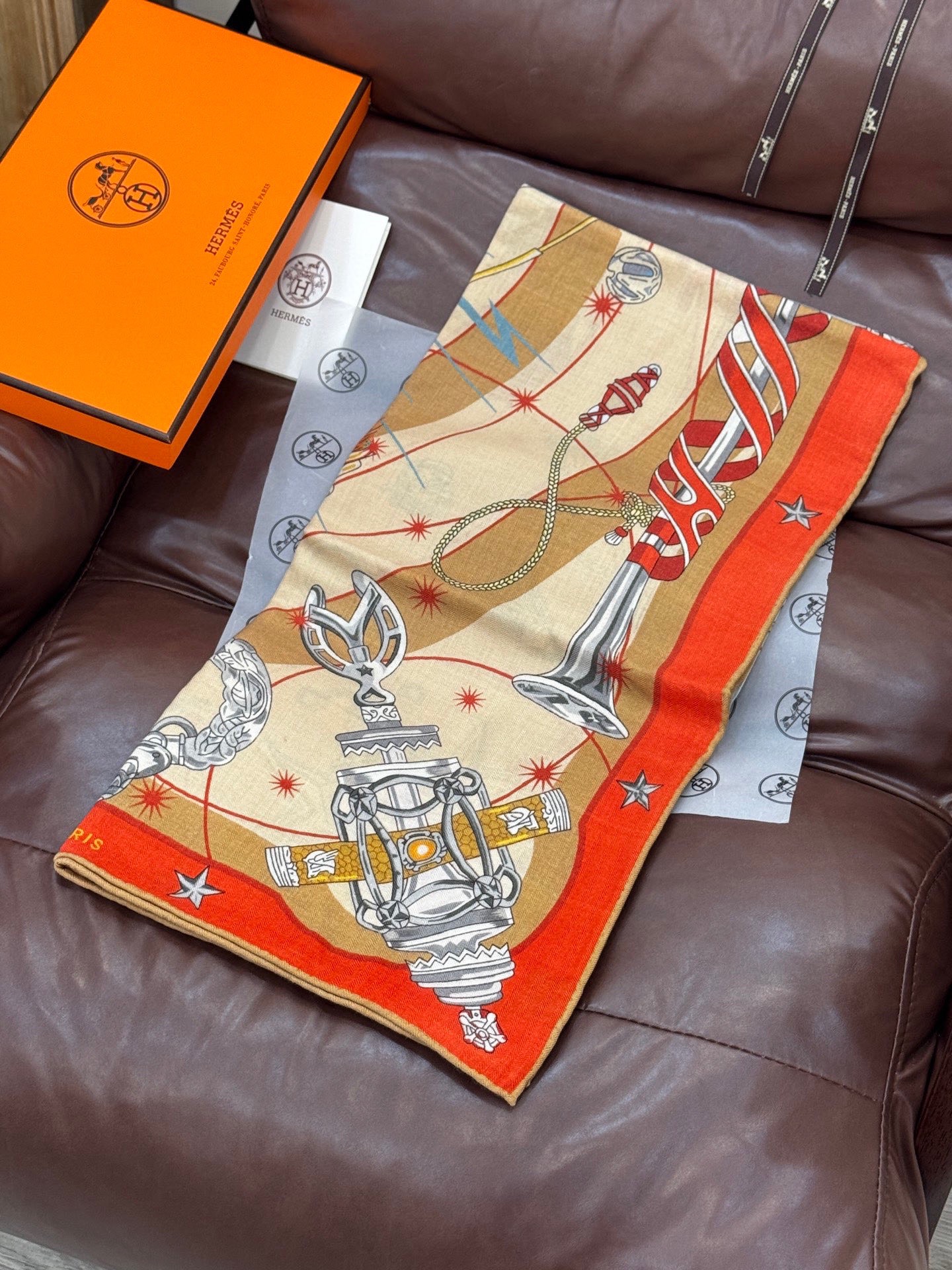 “星辰合唱曲”140丝绒双面同色披肩手工卷边丝绒方巾（30%桑蚕丝70%羊绒）这款经典单品展现强大而迷人