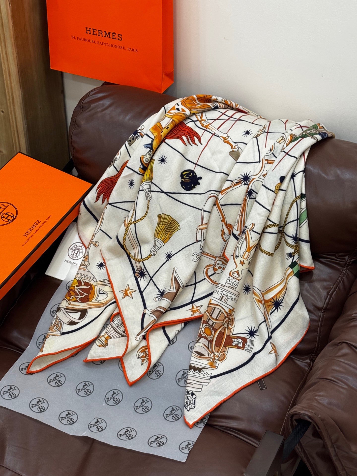 “星辰合唱曲”140丝绒双面同色披肩手工卷边丝绒方巾（30%桑蚕丝70%羊绒）这款经典单品展现强大而迷人