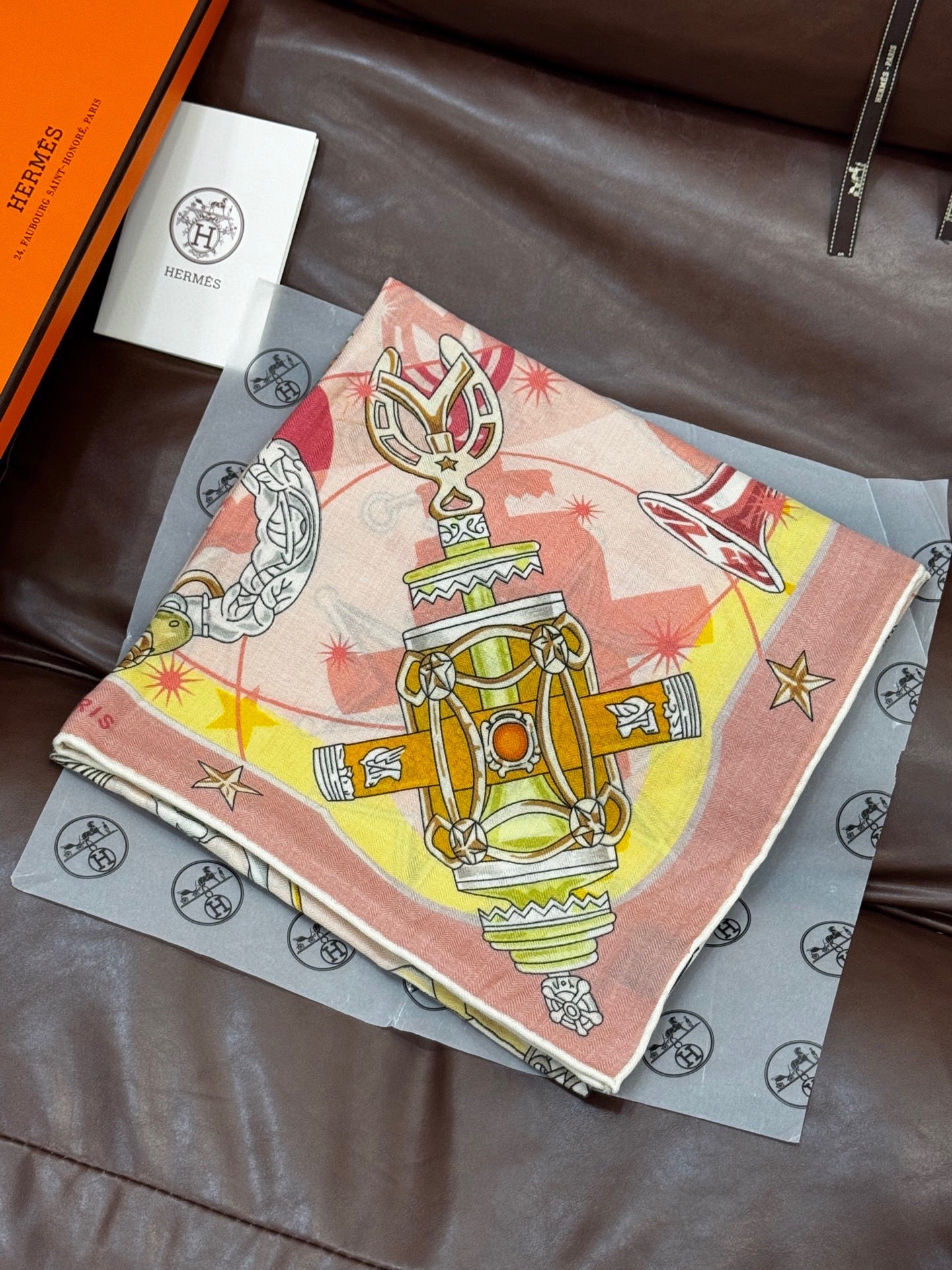 “星辰合唱曲”140丝绒双面同色披肩手工卷边丝绒方巾（30%桑蚕丝70%羊绒）这款经典单品展现强大而迷人