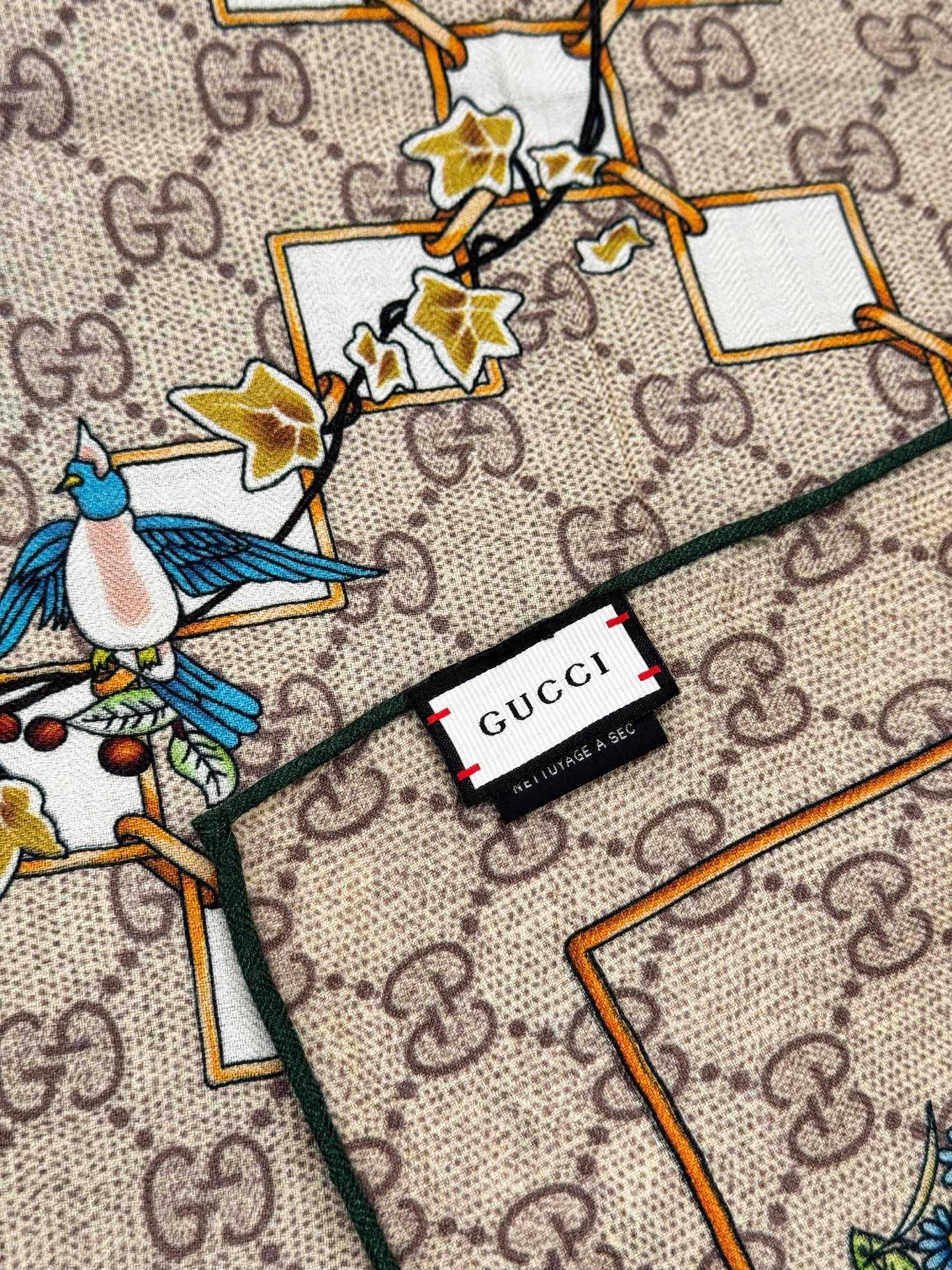 Gucci新款方巾 Gucci动物和花卉印花品牌典藏图案在与全新醒目印花的衬托下熠熠生辉。这款方巾匠心缀