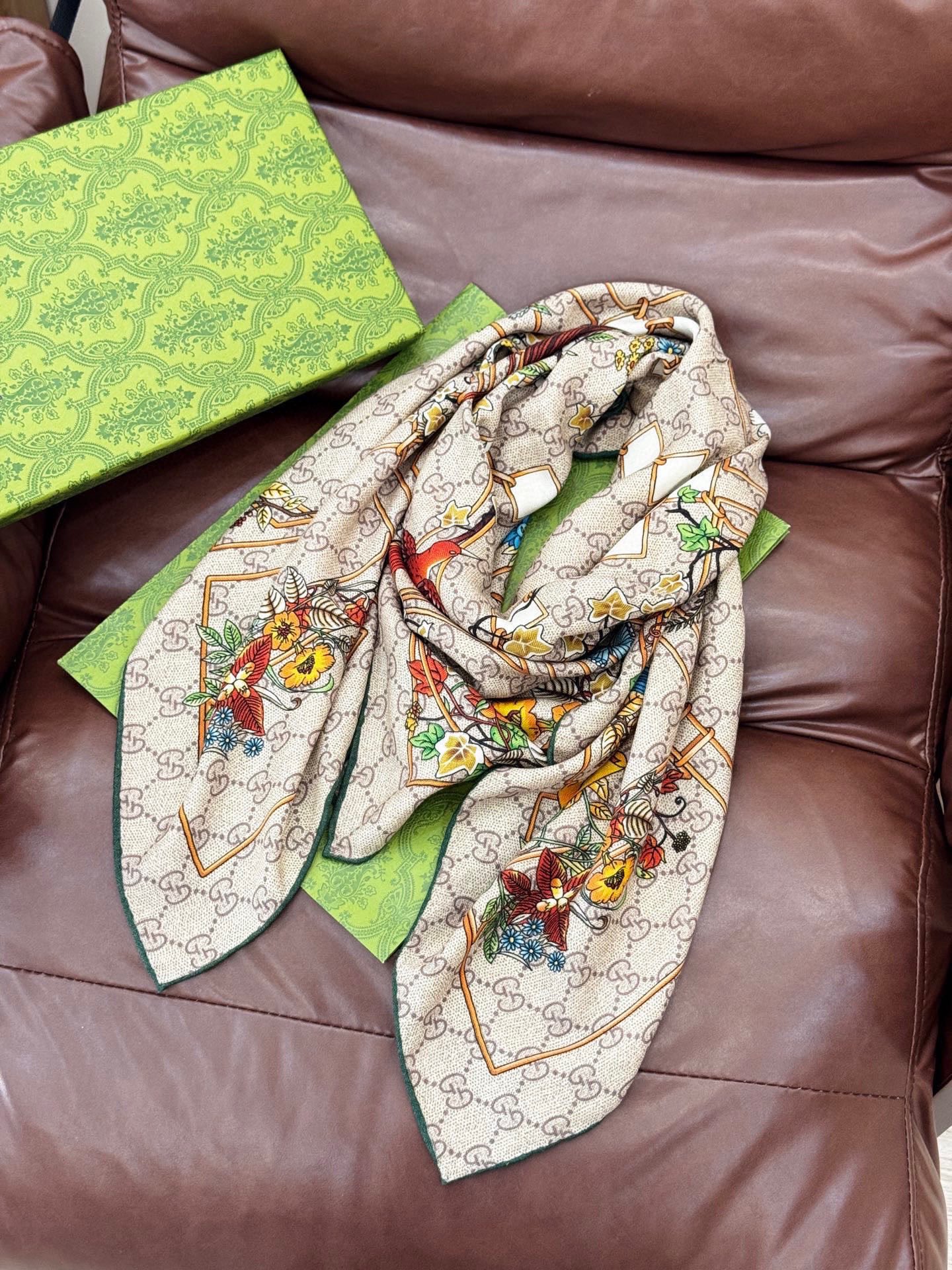 Gucci新款方巾 Gucci动物和花卉印花品牌典藏图案在与全新醒目印花的衬托下熠熠生辉。这款方巾匠心缀