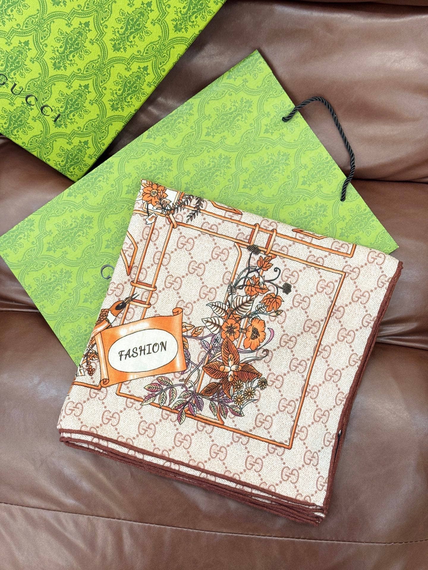 Gucci新款方巾 Gucci动物和花卉印花品牌典藏图案在与全新醒目印花的衬托下熠熠生辉。这款方巾匠心缀
